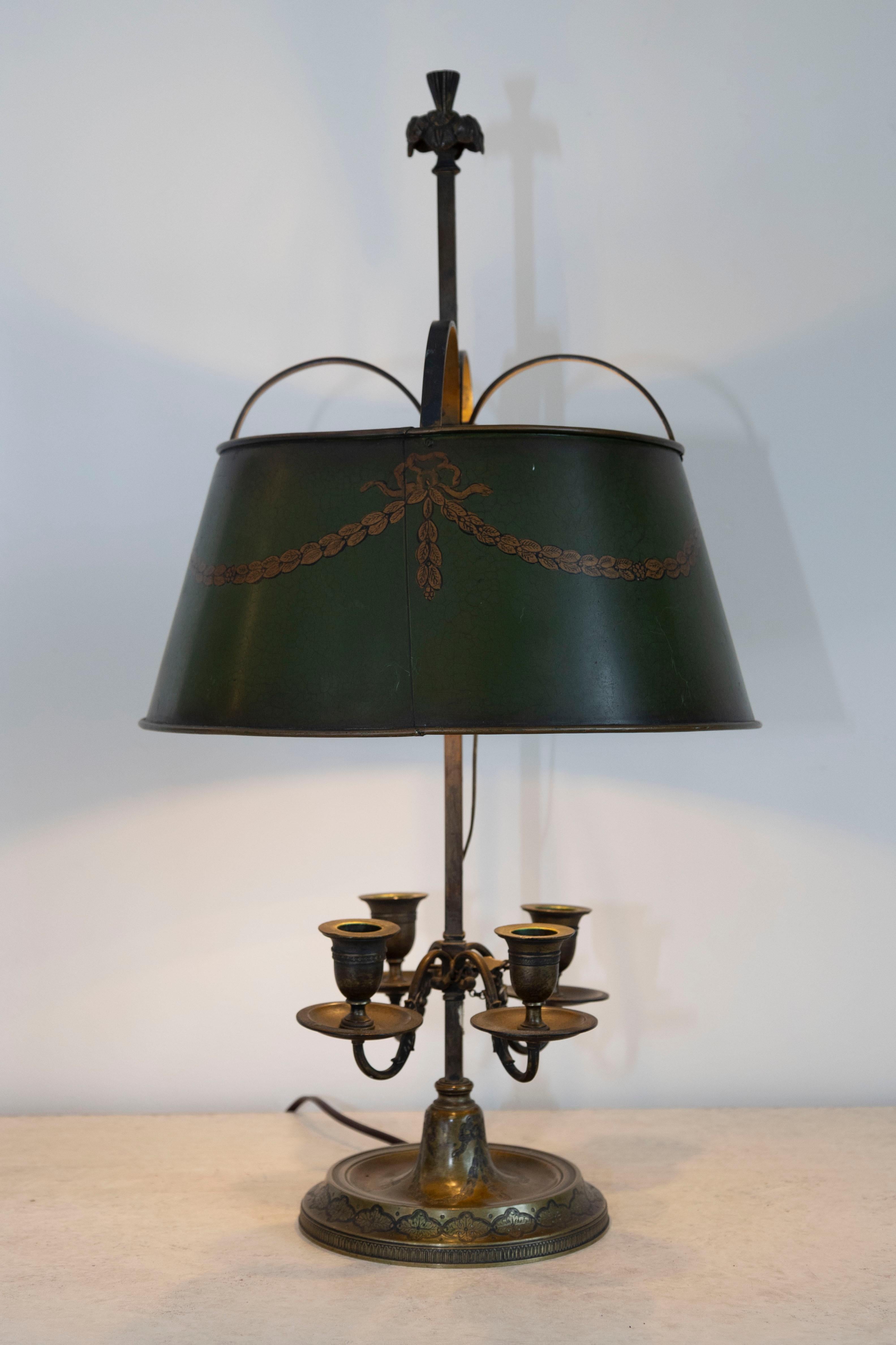 Français Lampe de table à tôle peinte en vert avec motifs de guirlandes, datant des années 1850, Napoléon III en vente