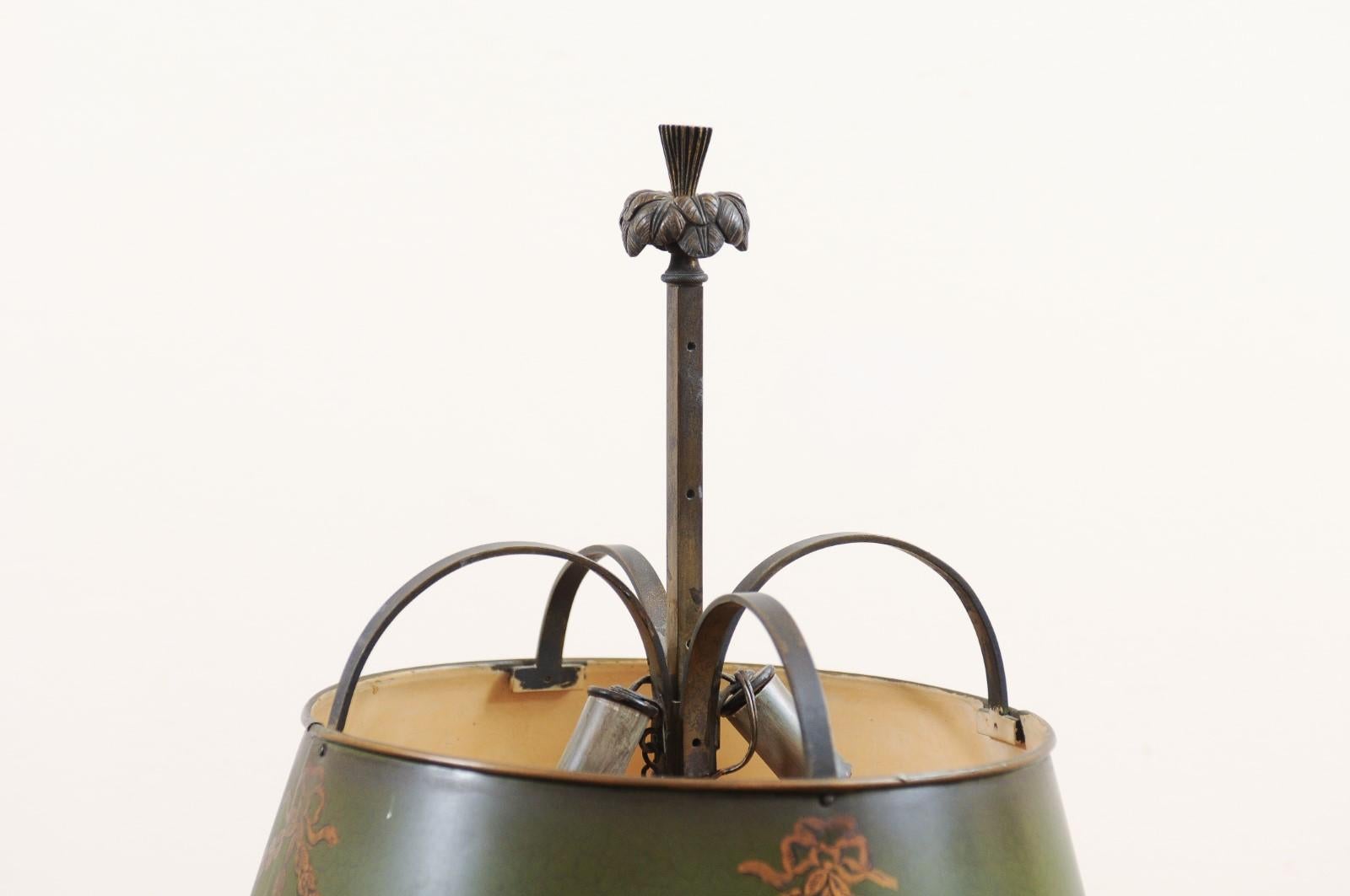 French 1850s Napoléon III Green Painted Tôle Table Lamp with Garland Motifs In Good Condition For Sale In Atlanta, GA