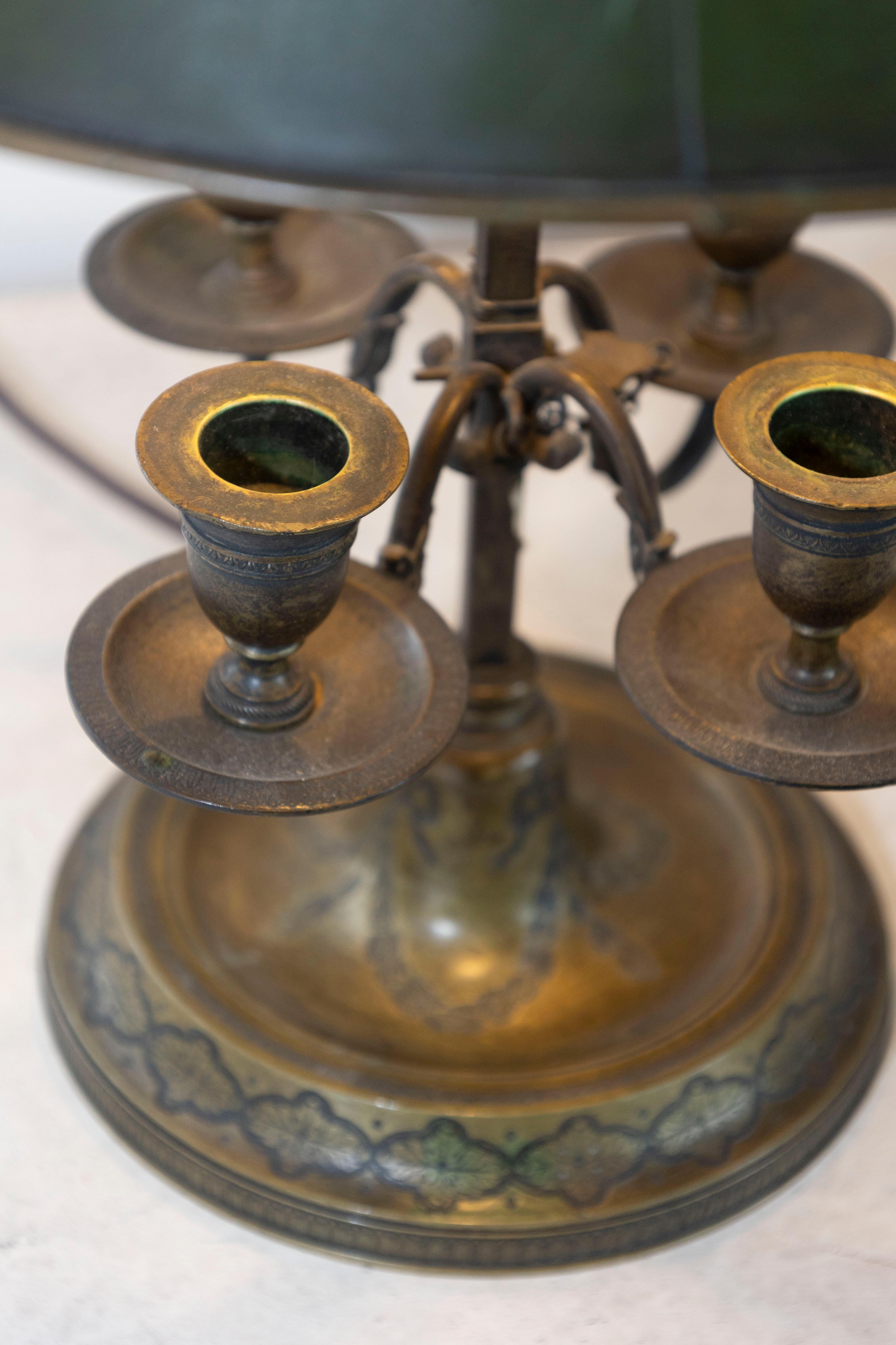 Peint Lampe de table à tôle peinte en vert avec motifs de guirlandes, datant des années 1850, Napoléon III en vente