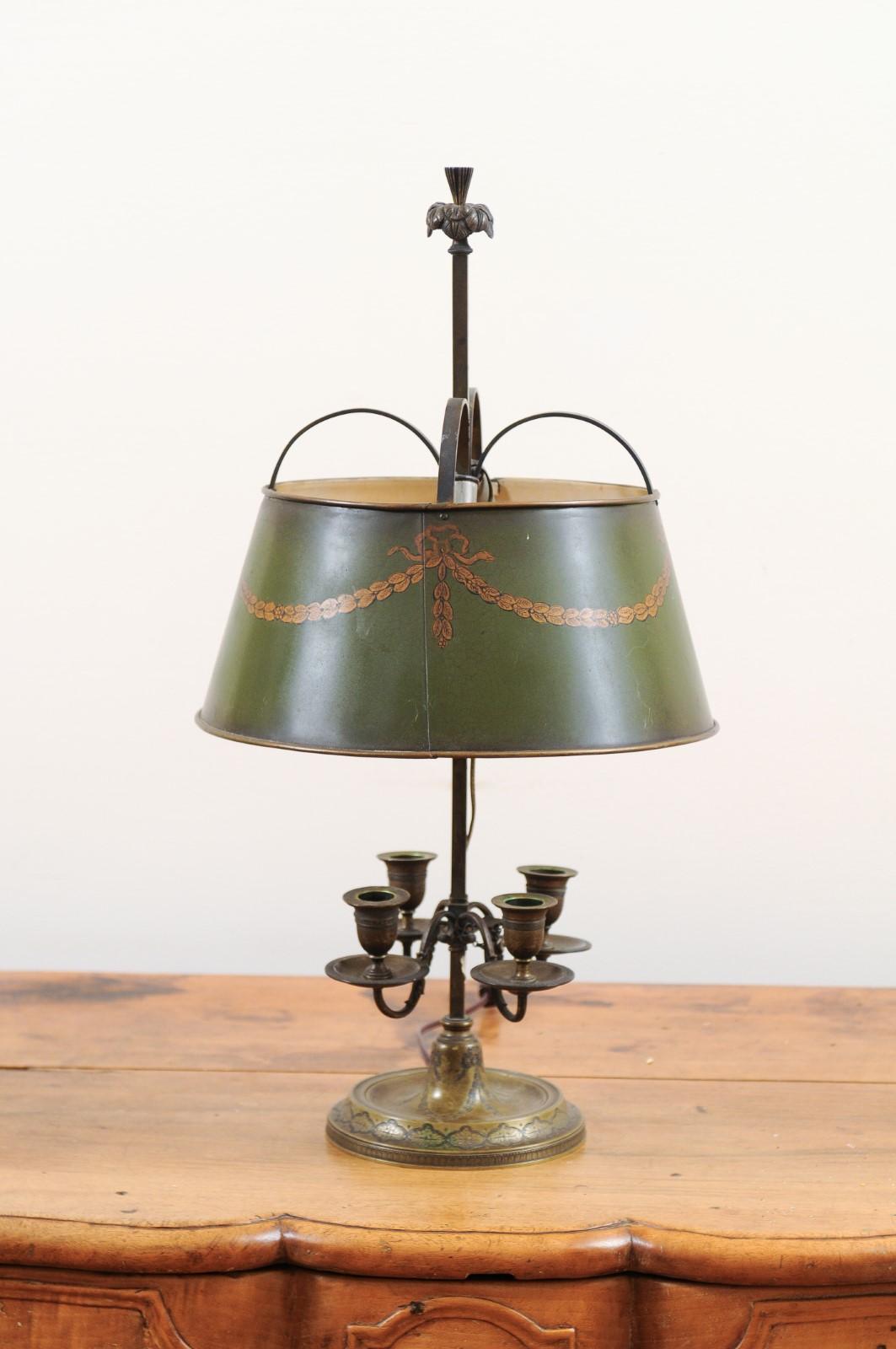 French 1850s Napoléon III Green Painted Tôle Table Lamp with Garland Motifs For Sale 1