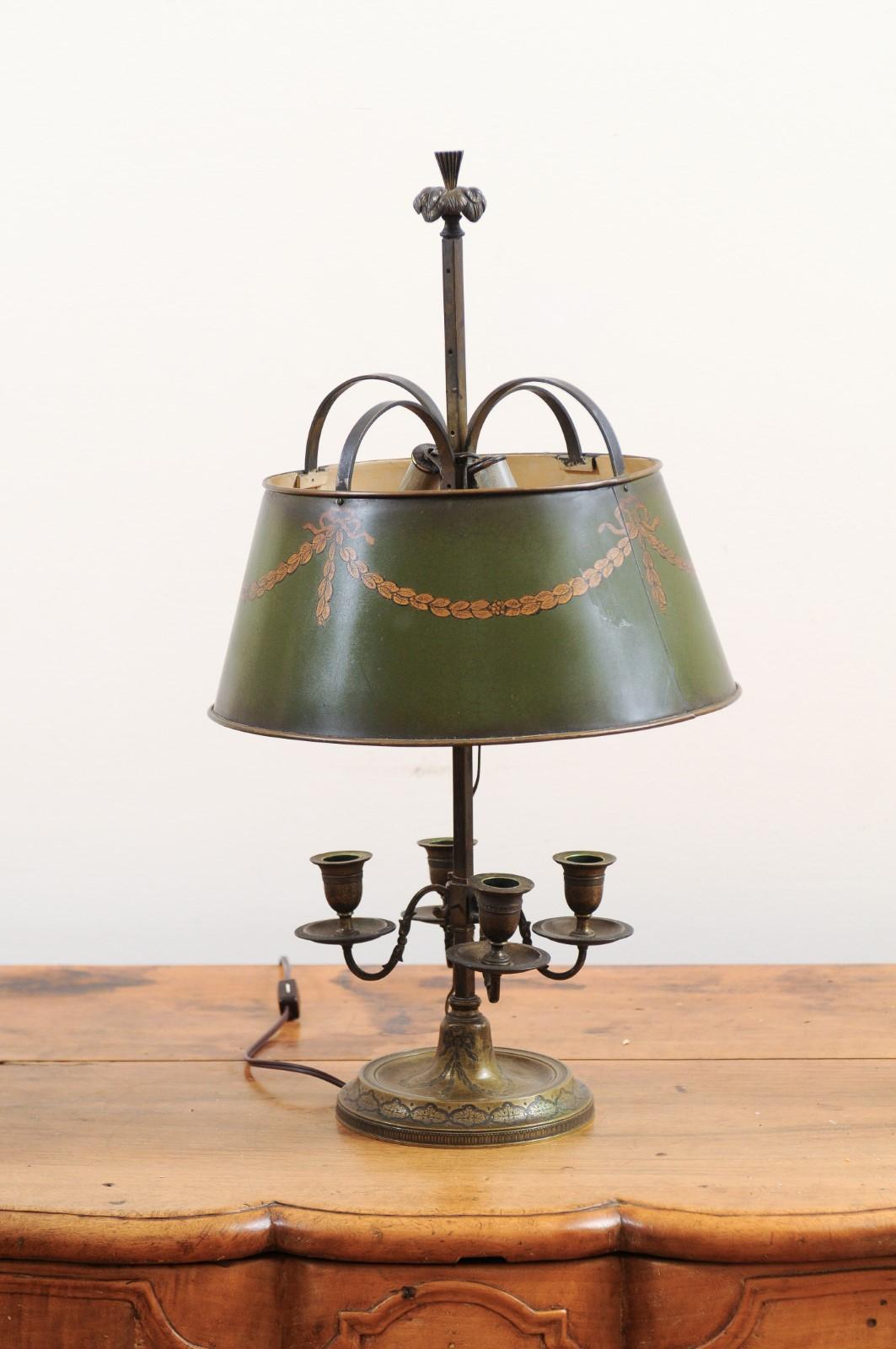 French 1850s Napoléon III Green Painted Tôle Table Lamp with Garland Motifs For Sale 2