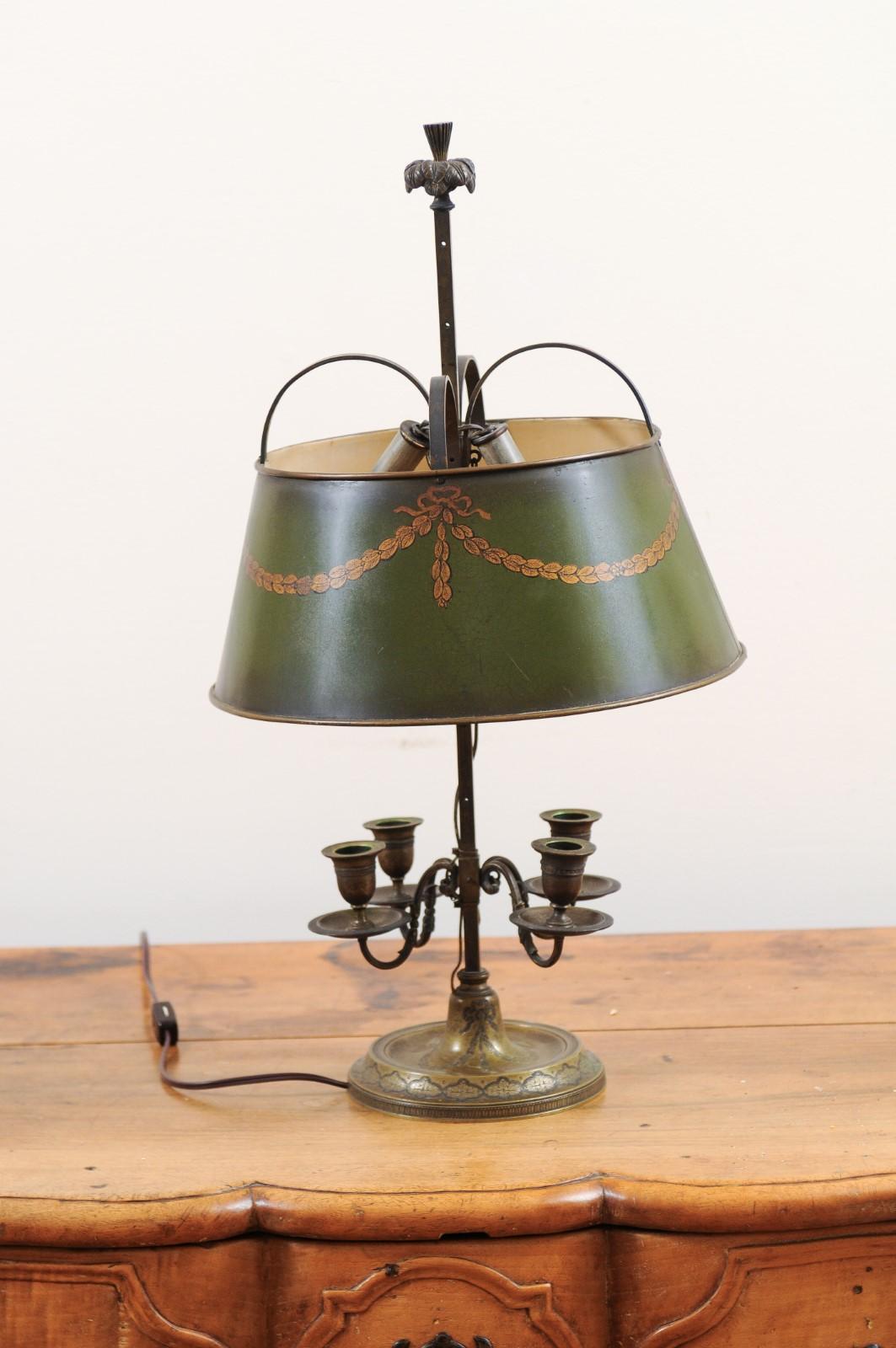 French 1850s Napoléon III Green Painted Tôle Table Lamp with Garland Motifs For Sale 3