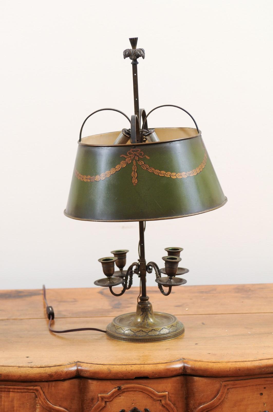 Lampe de table Napoléon III des années 1850, peinte en vert, avec motifs de guirlandes. 1