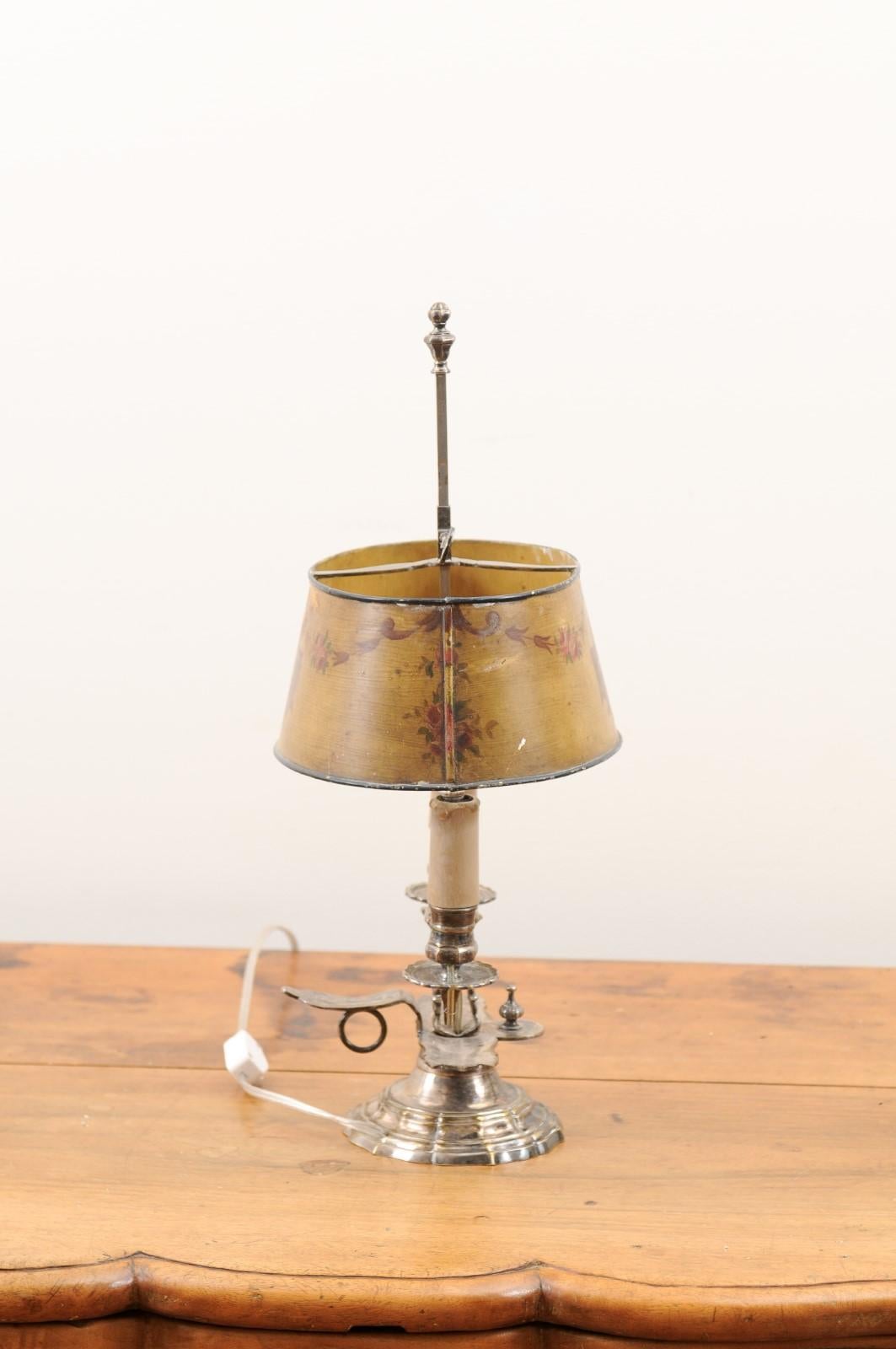 Lampe à deux lumières en tôle peinte par Napoléon III des années 1850 avec chérubin et roses en vente 5