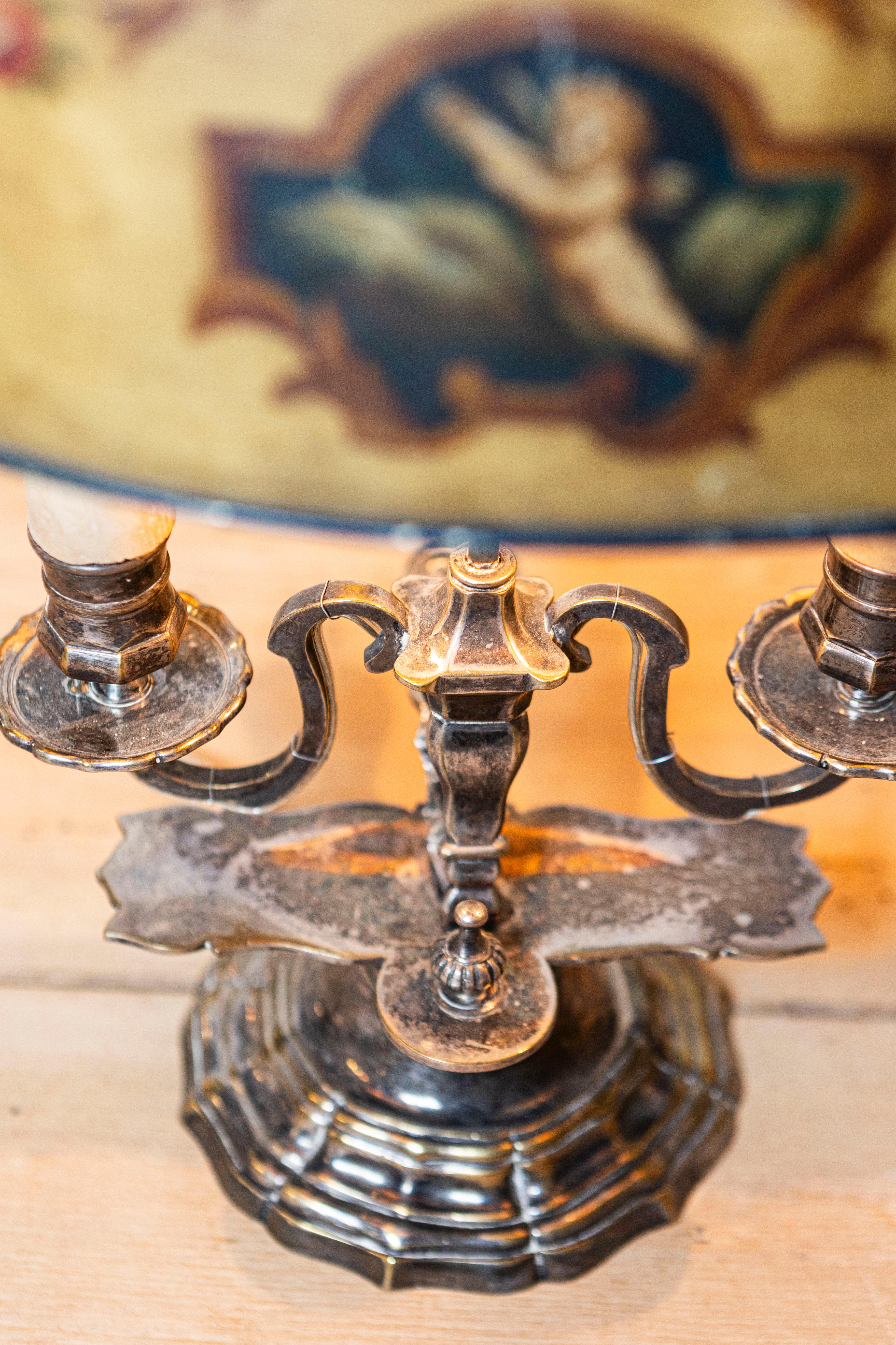 French 1850s Napoléon III Painted Tôle Two-Light Lamp with Cherub and Roses In Good Condition For Sale In Atlanta, GA