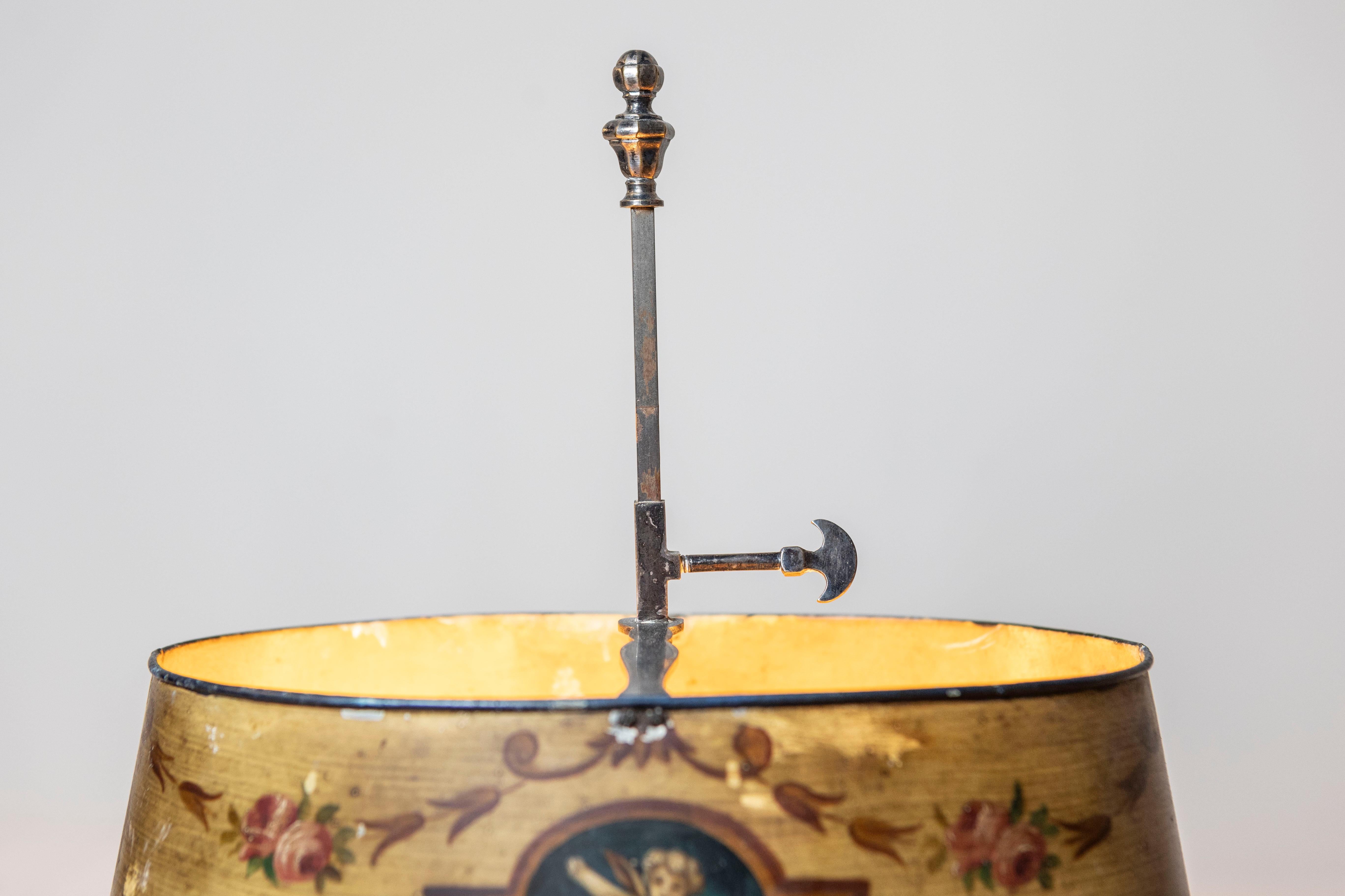 French 1850s Napoléon III Painted Tôle Two-Light Lamp with Cherub and Roses For Sale 1