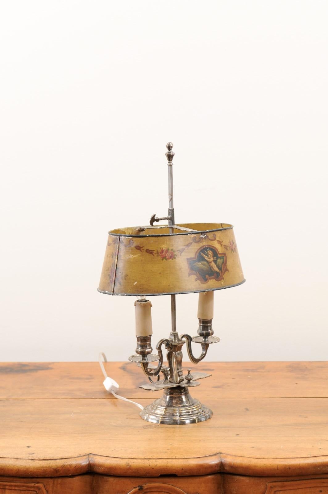 French 1850s Napoléon III Painted Tôle Two-Light Lamp with Cherub and Roses For Sale 4