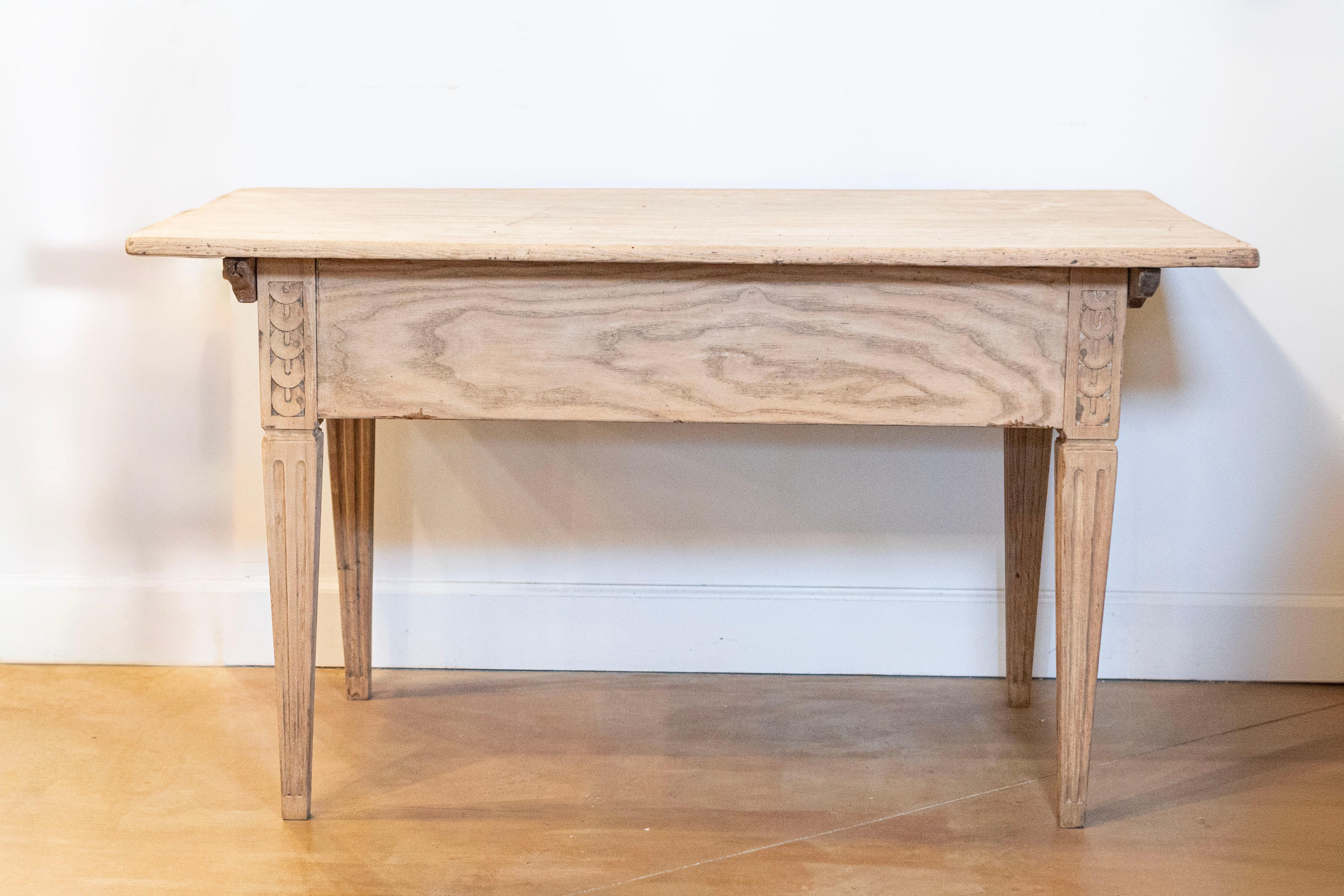 French, 1850s Napoléon III Period Center Table with Carved Motifs and Drawer In Good Condition For Sale In Atlanta, GA