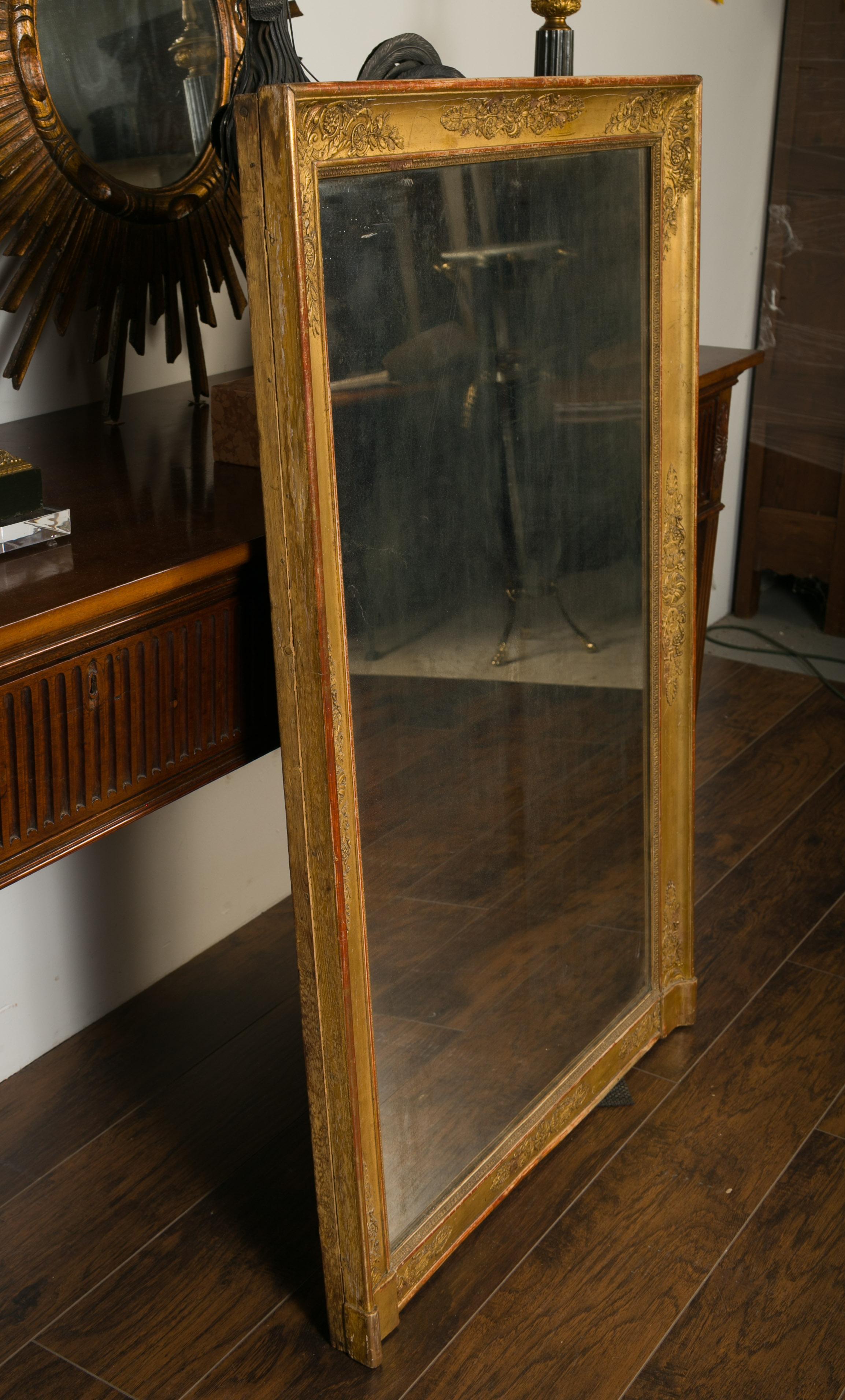 French 1850s Napoleon III Period Giltwood Mirror with Carved Scrolling Foliage For Sale 13