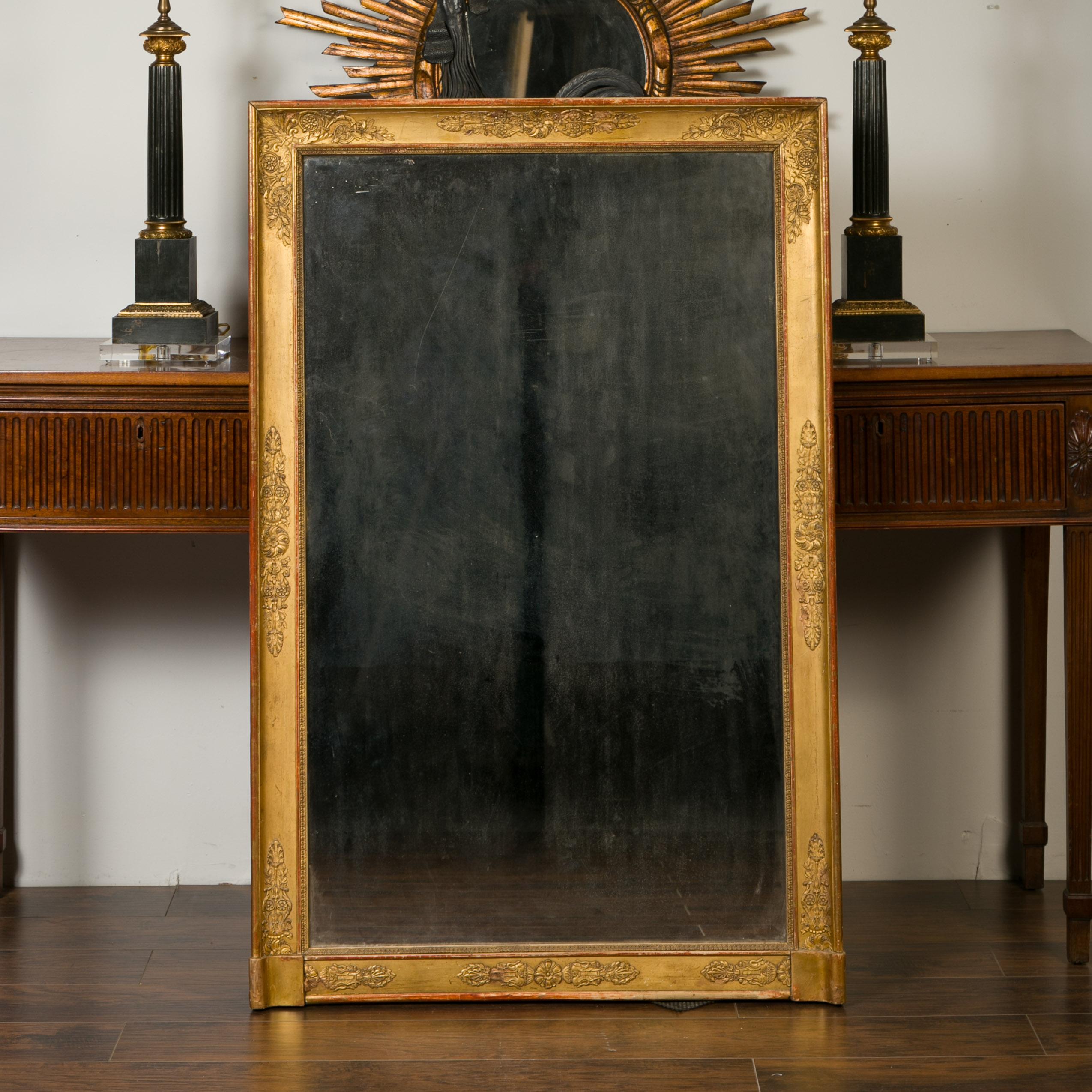 Ein französischer rechteckiger Spiegel aus vergoldetem Holz aus der Mitte des 19. Jahrhunderts, mit geschnitztem Blattwerk. Dieser Spiegel aus vergoldetem Holz wurde in den ersten Jahren der Herrschaft von Kaiser Napoleon III. in Frankreich