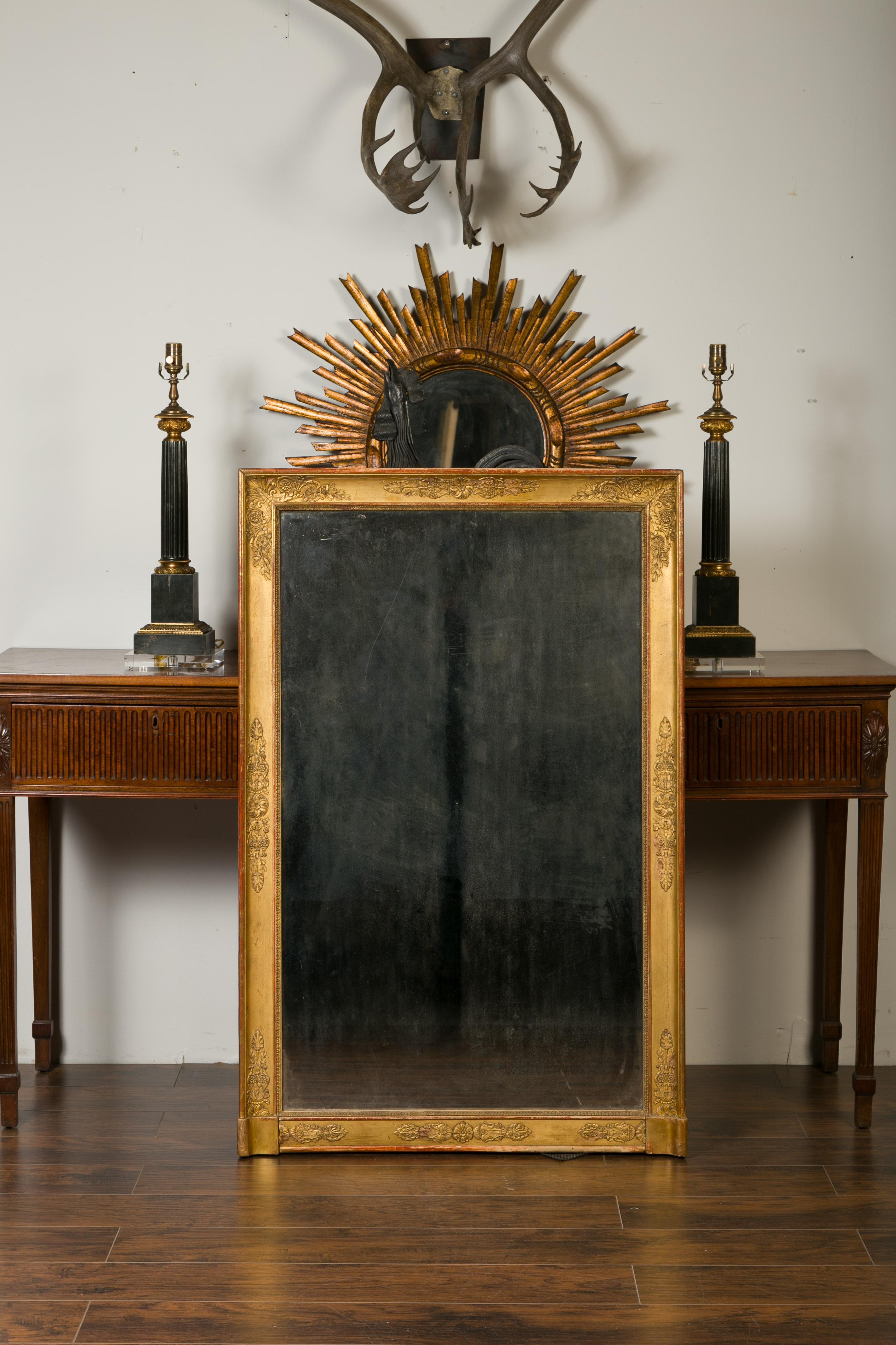 Français Miroir en bois doré d'époque Napoléon III des années 1850:: avec feuillage sculpté en vente