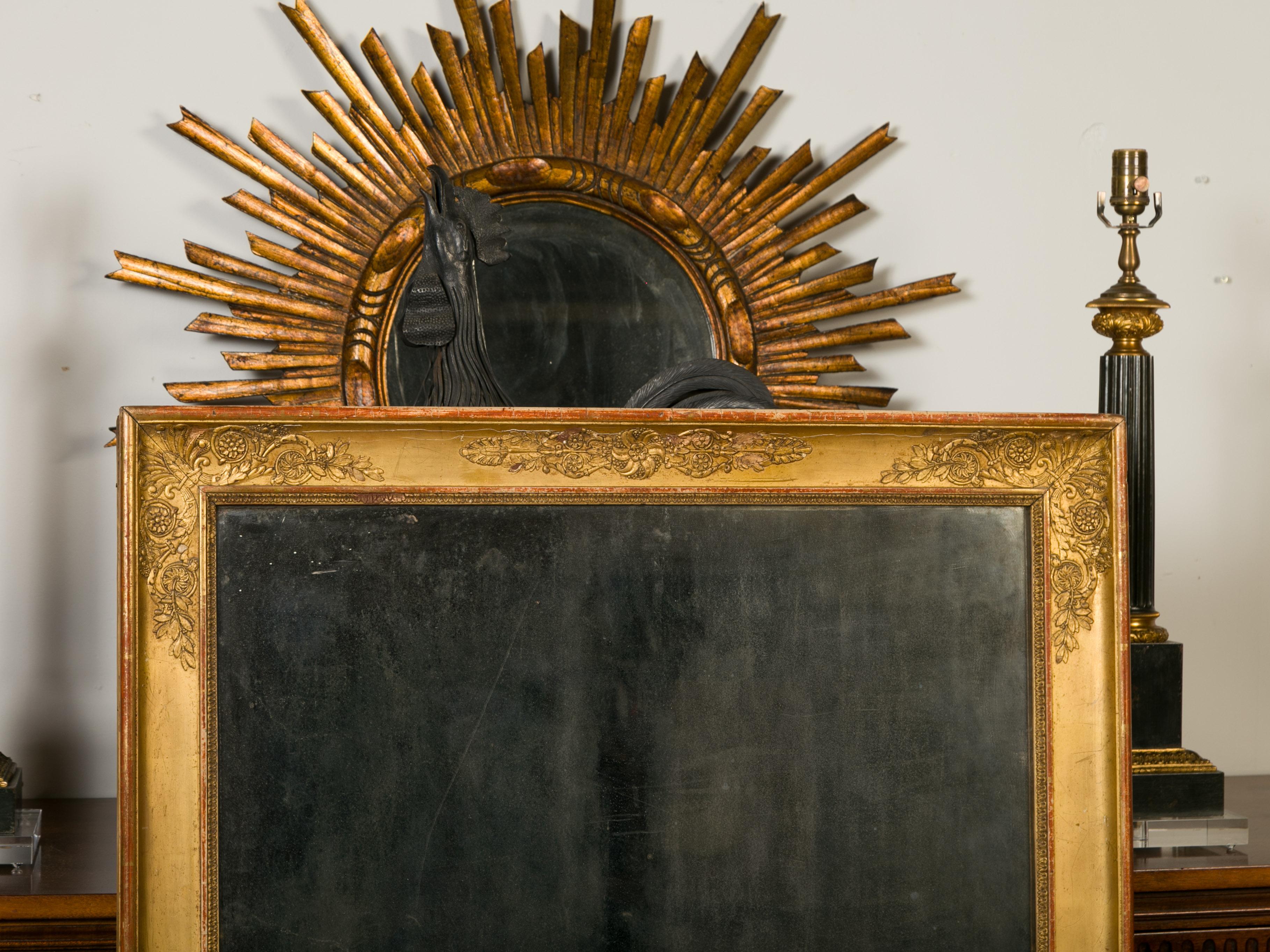 XIXe siècle Miroir en bois doré d'époque Napoléon III des années 1850:: avec feuillage sculpté en vente