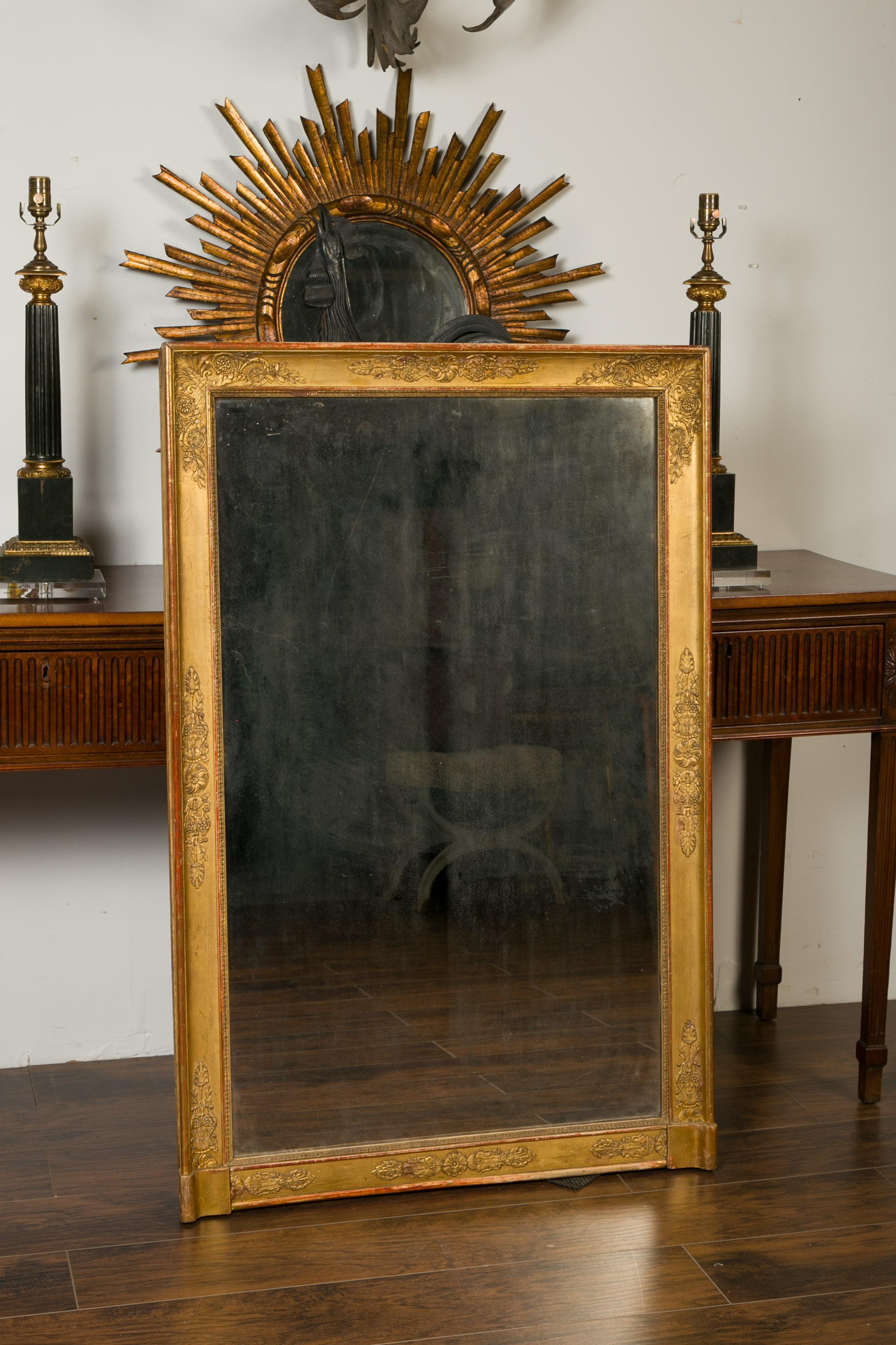Französisch 1850s Napoleon III Periode Giltwood Spiegel mit geschnitzten Scrolling Laub im Angebot 1