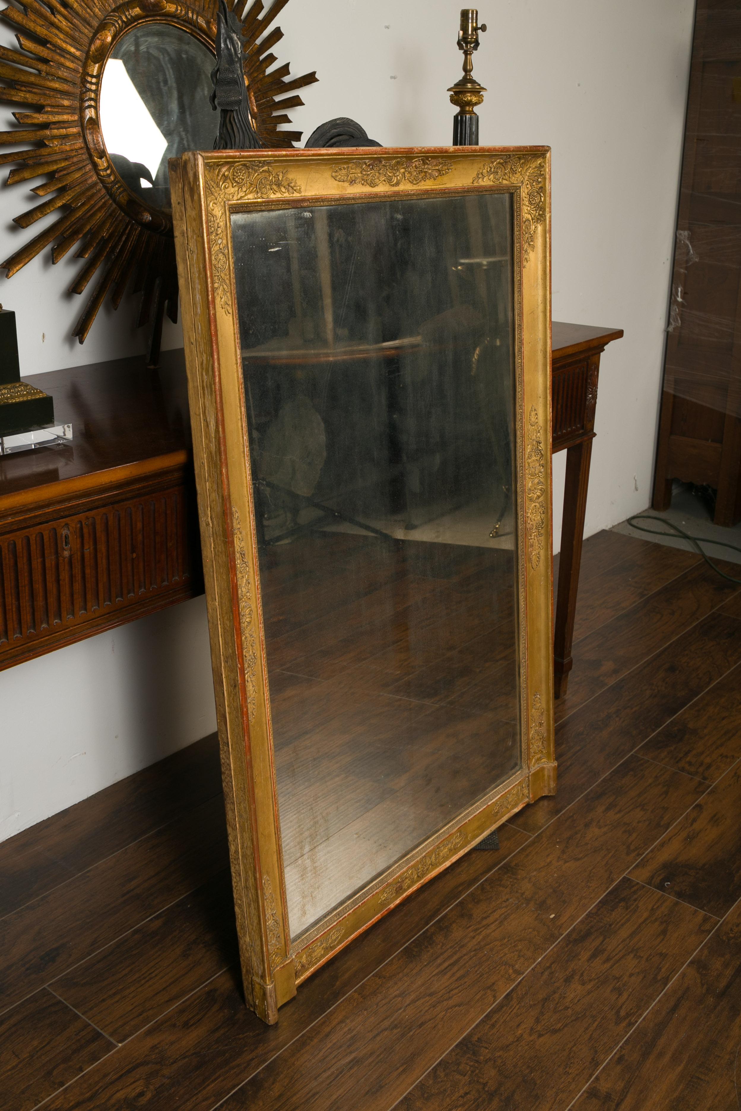 Miroir en bois doré d'époque Napoléon III des années 1850:: avec feuillage sculpté en vente 2