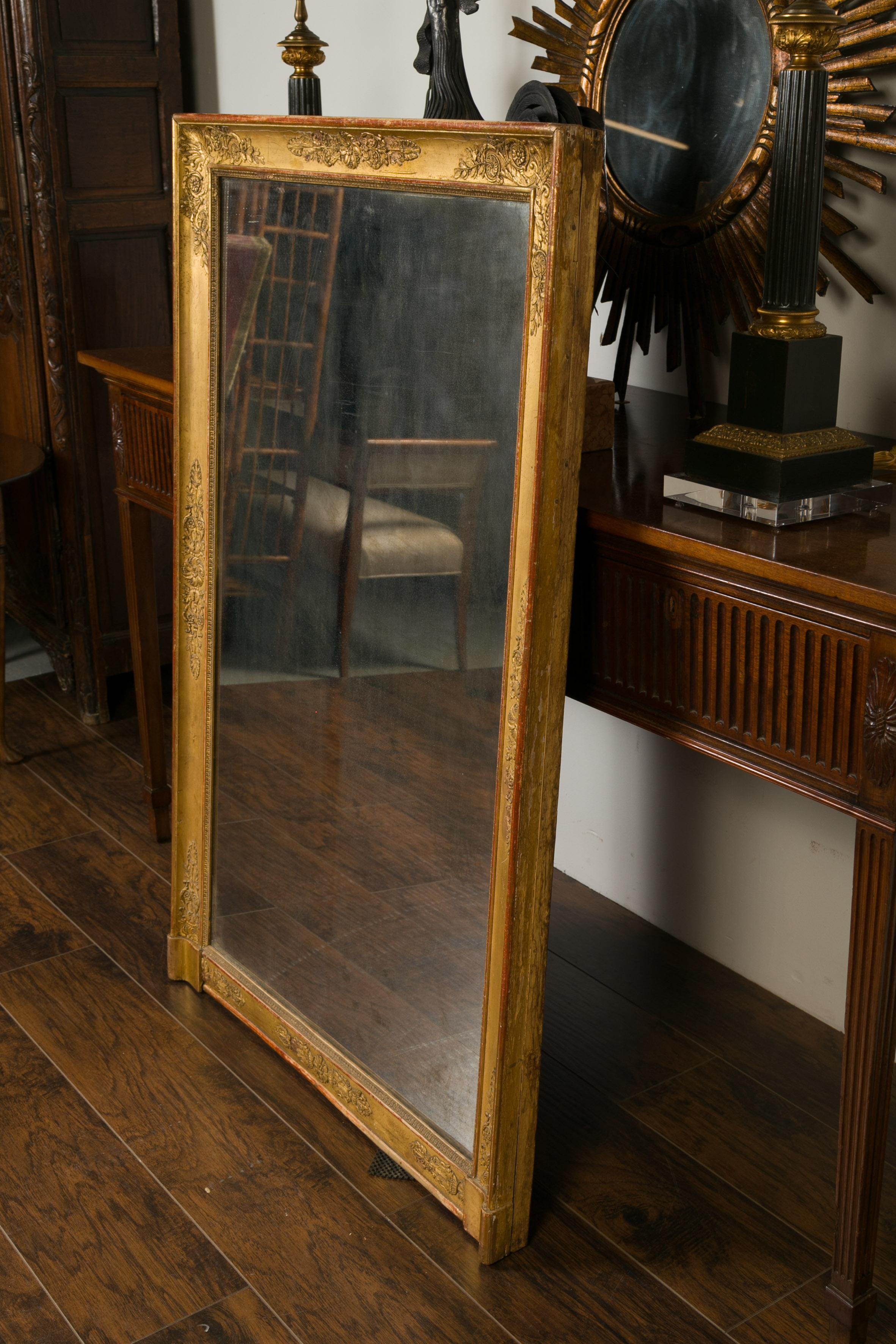 Miroir en bois doré d'époque Napoléon III des années 1850:: avec feuillage sculpté en vente 3