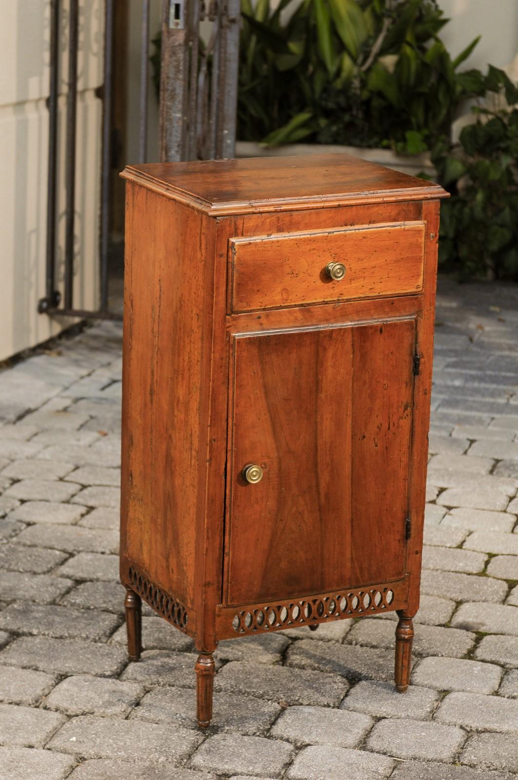 A French Napoleon III period walnut nightstand cabinet from the mid-19th century, with single drawer, door and pierced gallery. Born in France during the early years of emperor Napoleon III's reign, this charming nightstand table features a