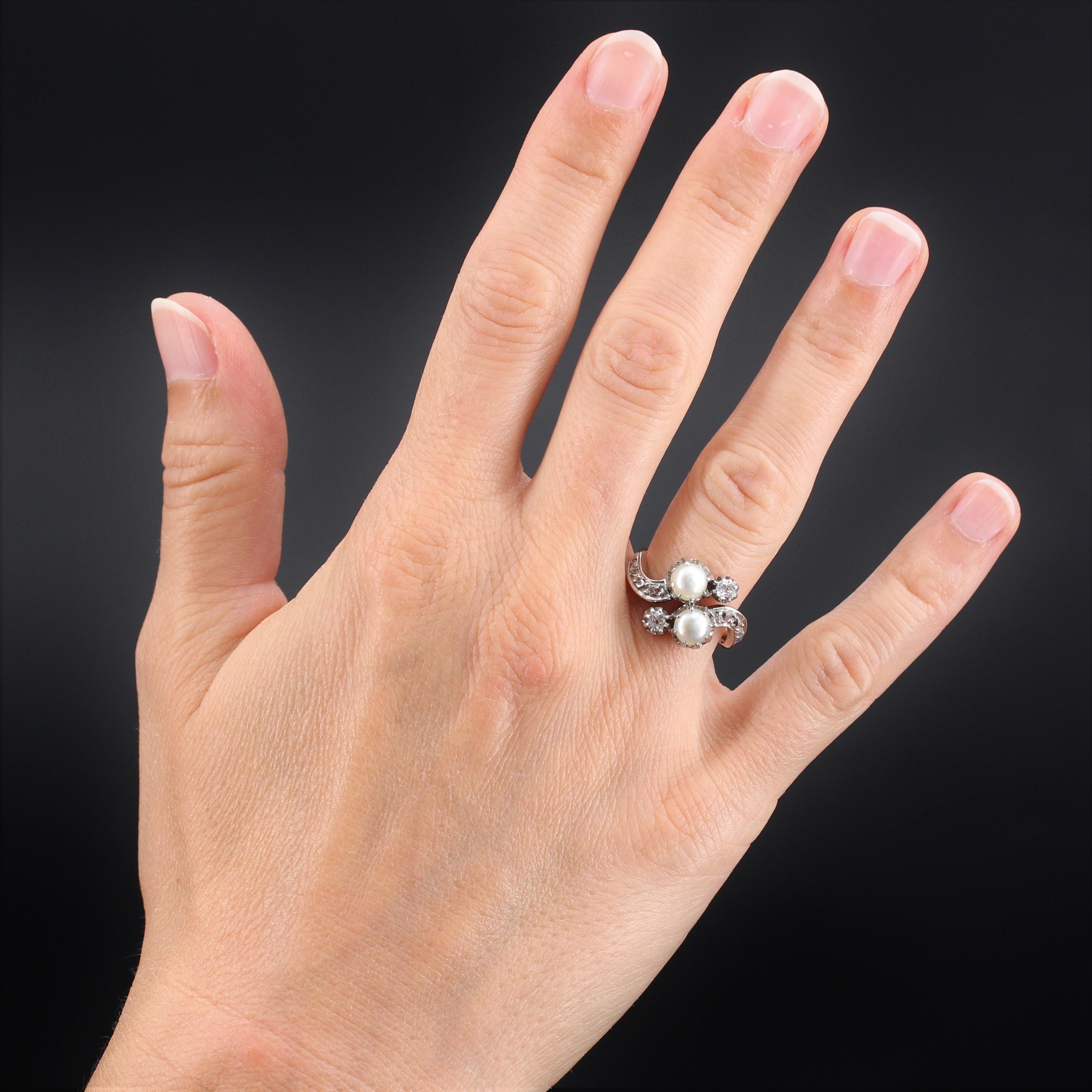 Ring in 18 karat rose gold, horse head hallmark.
Elegant antique ring of the XIXth century, it is decorated on its top of a you and me of supposedly natural pearls, and of two antique cushion- cut diamonds, on both sides. On the base, the ring is