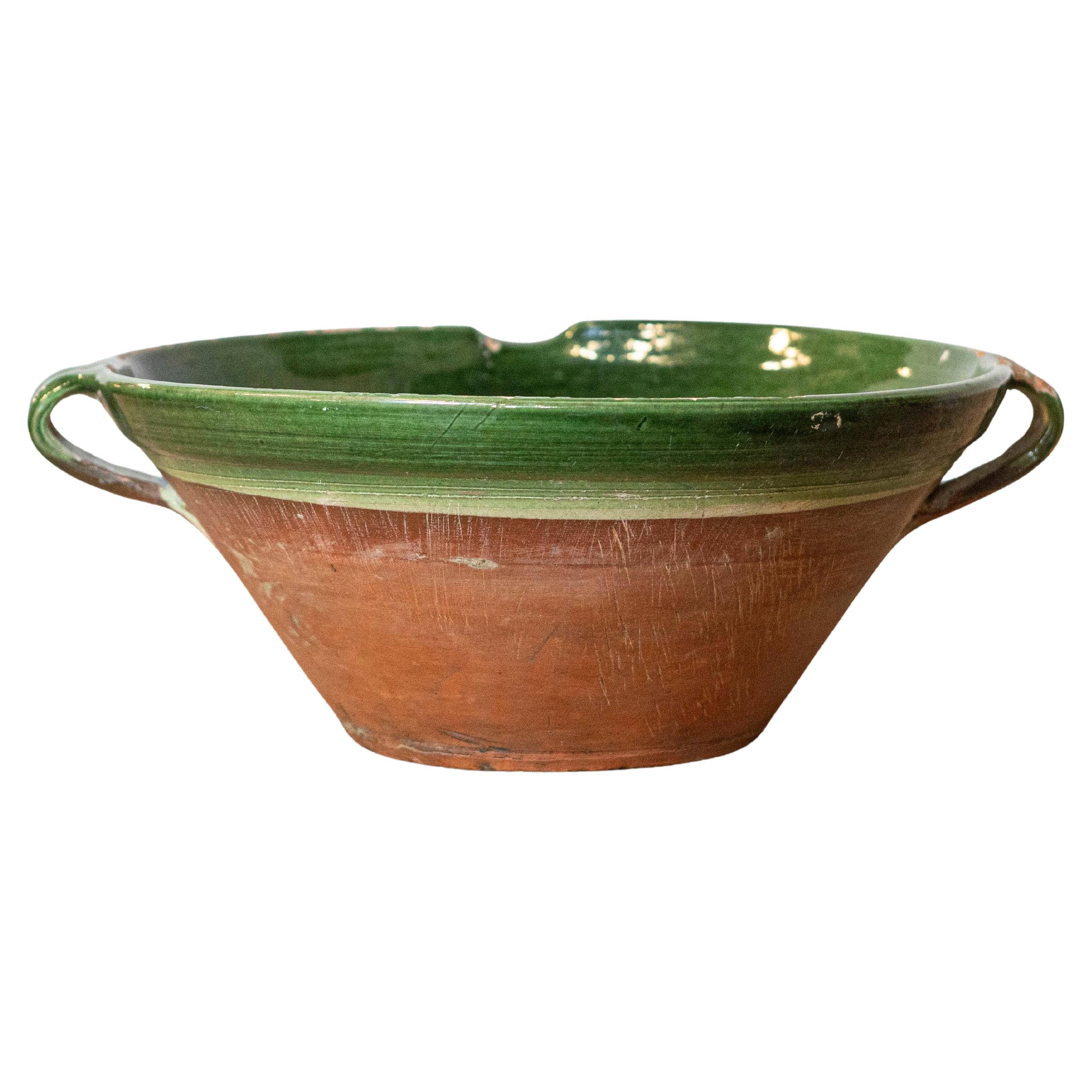 Ciotola in terracotta smaltata verde francese del 1850 con manici e beccuccio