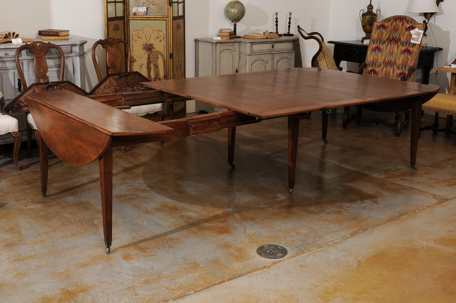 French 1850s Walnut Oval Extension Dining Table with Four Removable Leaves 5