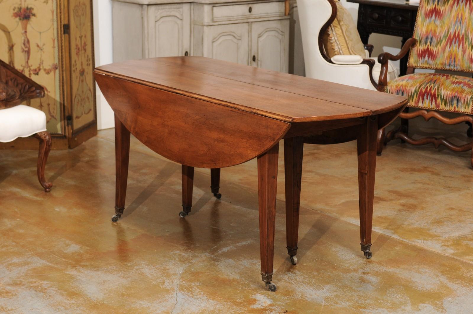 French 1850s Walnut Oval Extension Dining Table with Four Removable Leaves 10