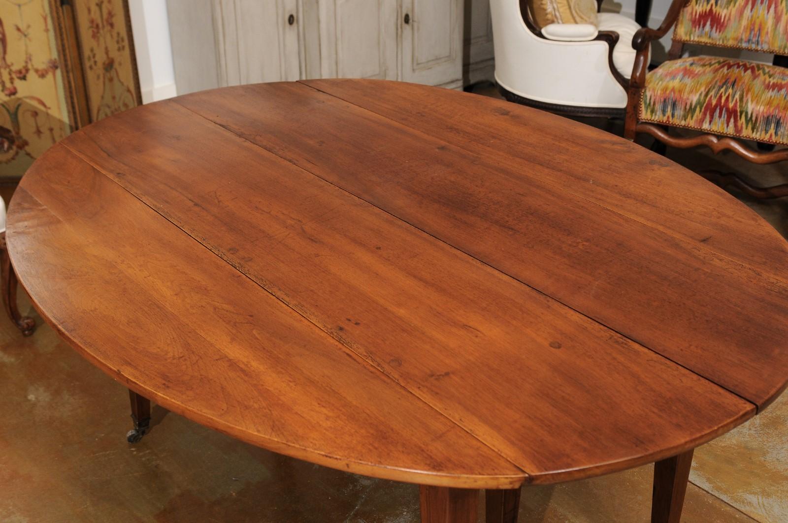 French 1850s Walnut Oval Extension Dining Table with Four Removable Leaves 13