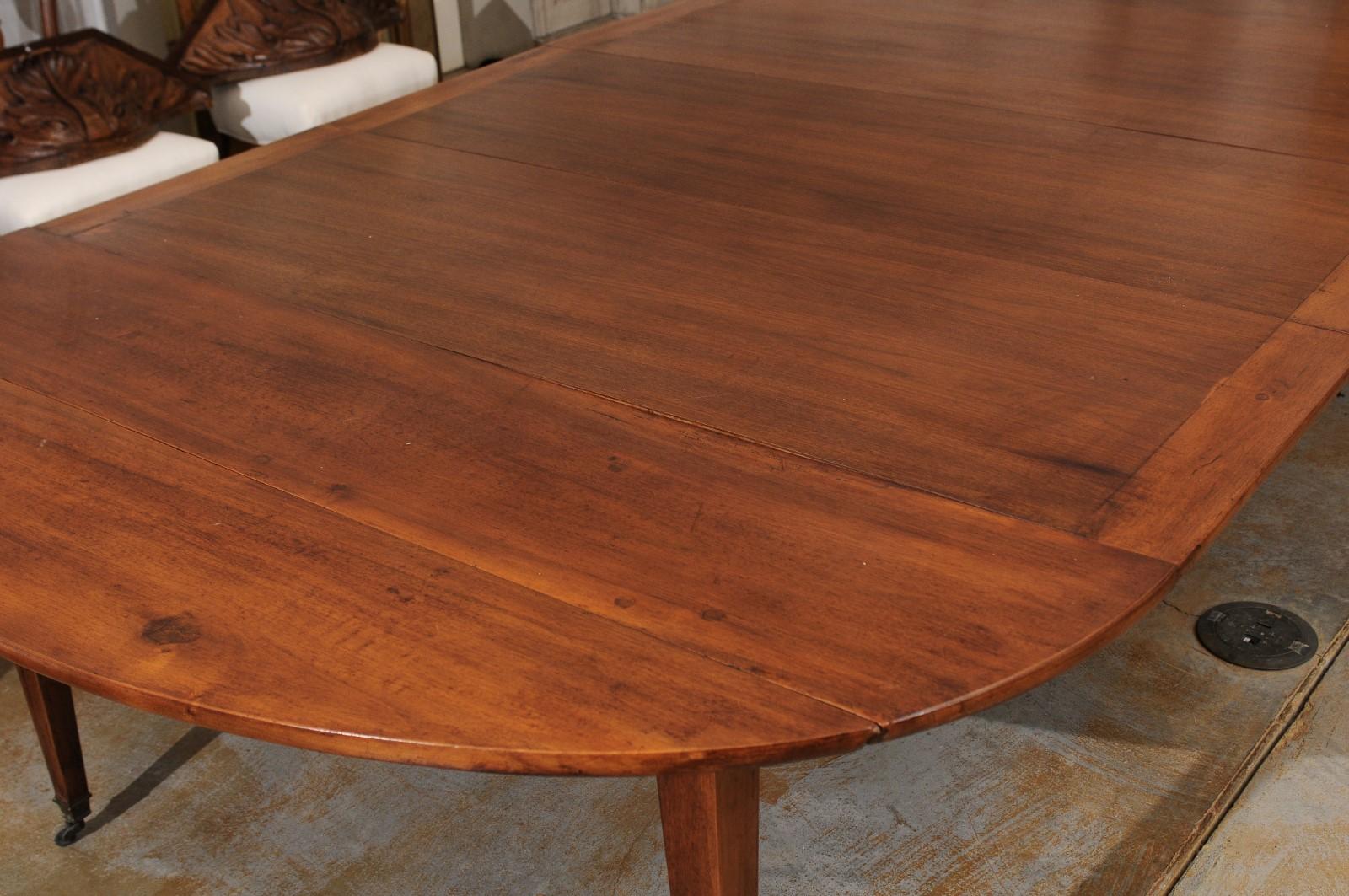 French 1850s Walnut Oval Extension Dining Table with Four Removable Leaves In Good Condition In Atlanta, GA