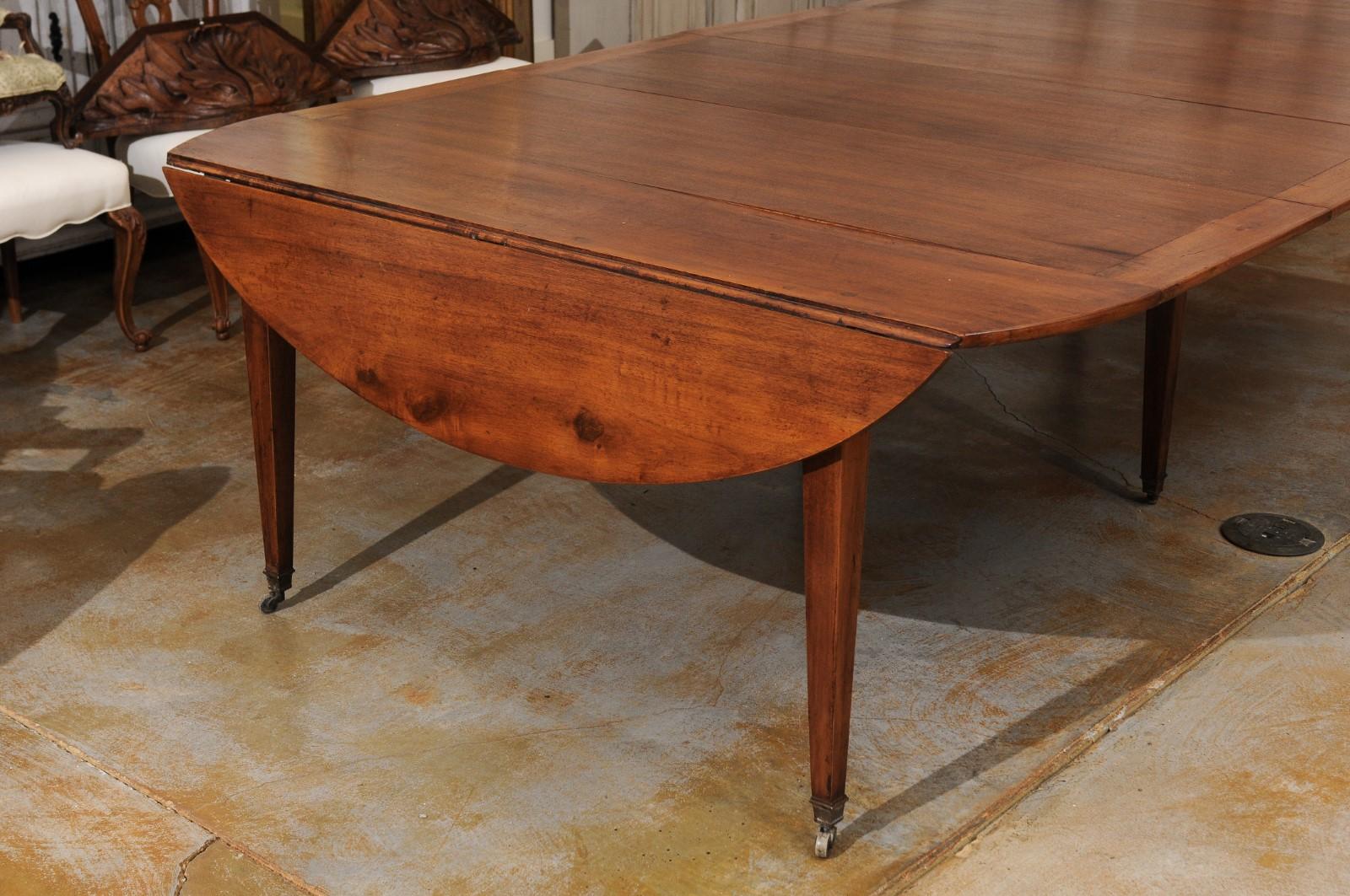 French 1850s Walnut Oval Extension Dining Table with Four Removable Leaves 1