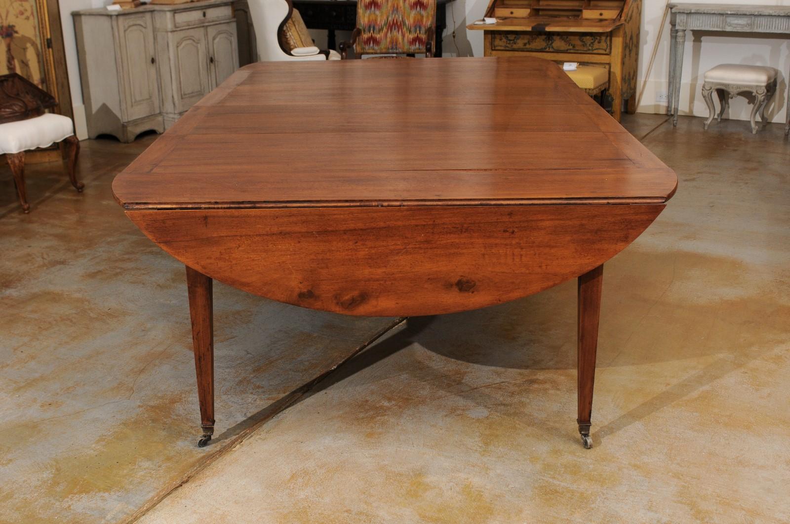 French 1850s Walnut Oval Extension Dining Table with Four Removable Leaves 2