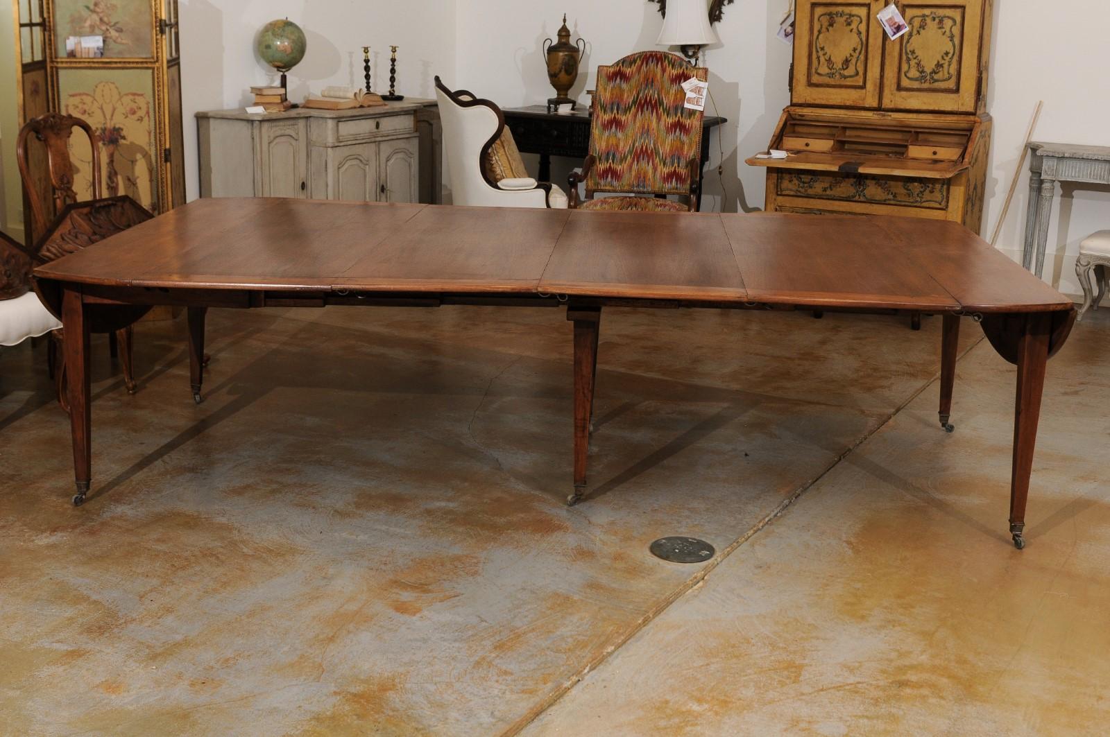 French 1850s Walnut Oval Extension Dining Table with Four Removable Leaves 3