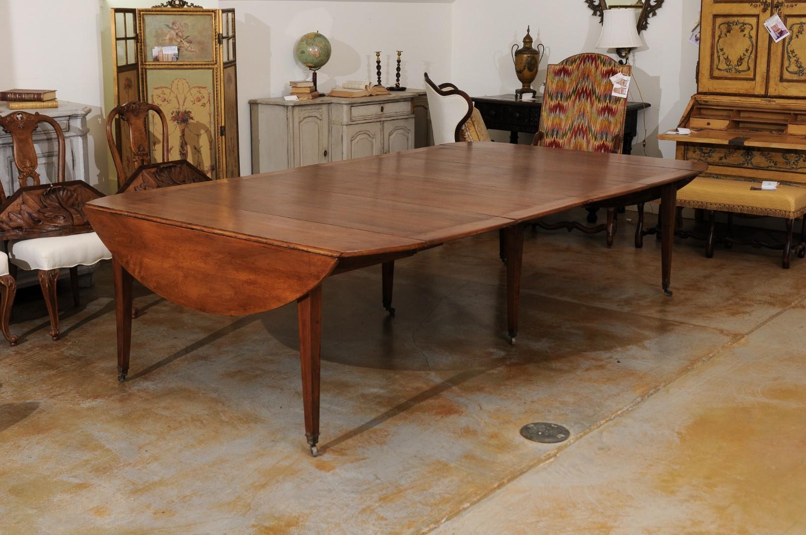 French 1850s Walnut Oval Extension Dining Table with Four Removable Leaves 4
