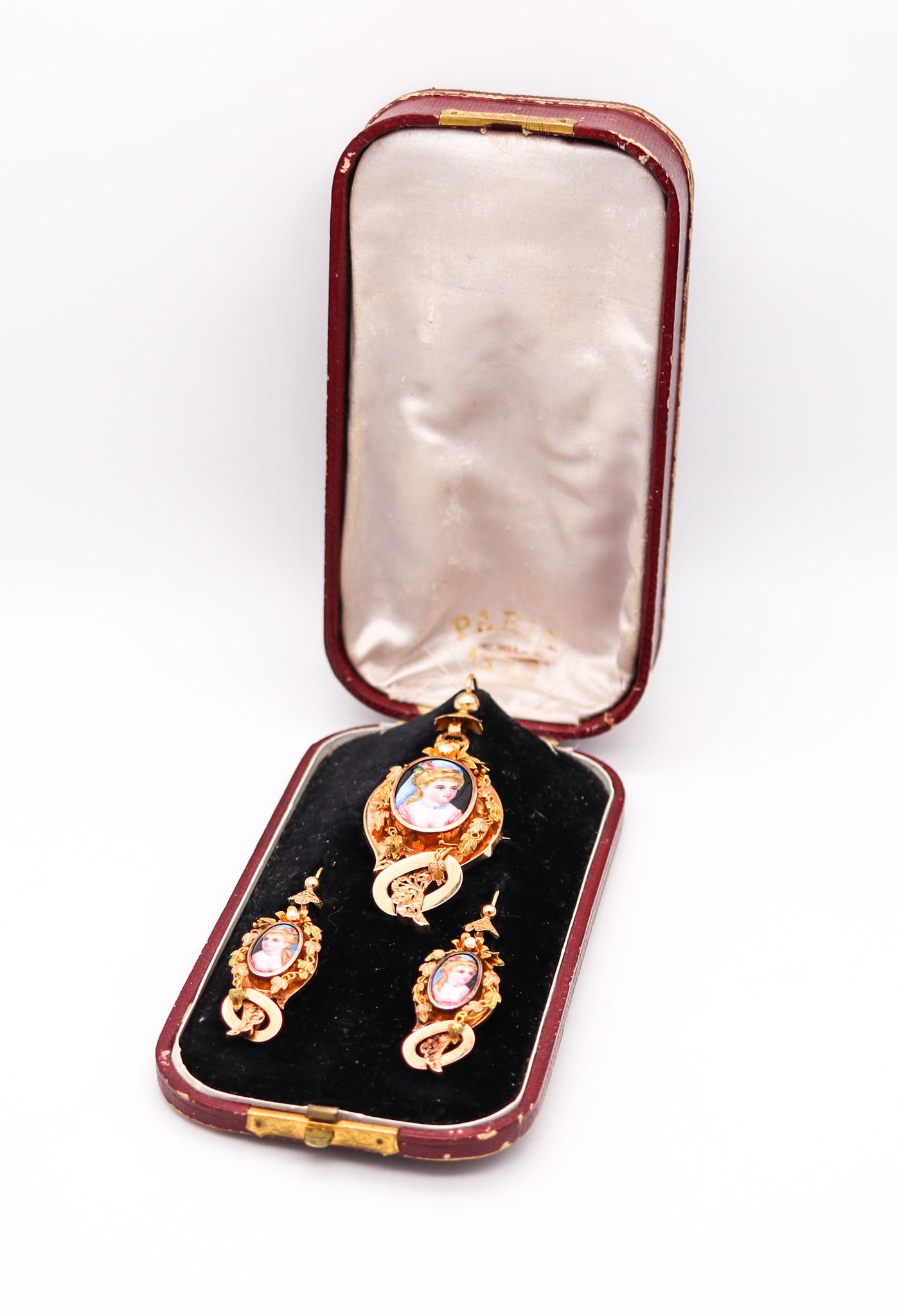 Französisches Parure-Set aus Anhänger und Ohrringen.

Fabelhaftes antikes Set, bestehend aus einem Paar Tropfenohrringen und einer Brosche mit konvertierbarem Anhänger. Entstanden in Paris, Frankreich, in den Jahren 1860-1870 während der Zeit von
