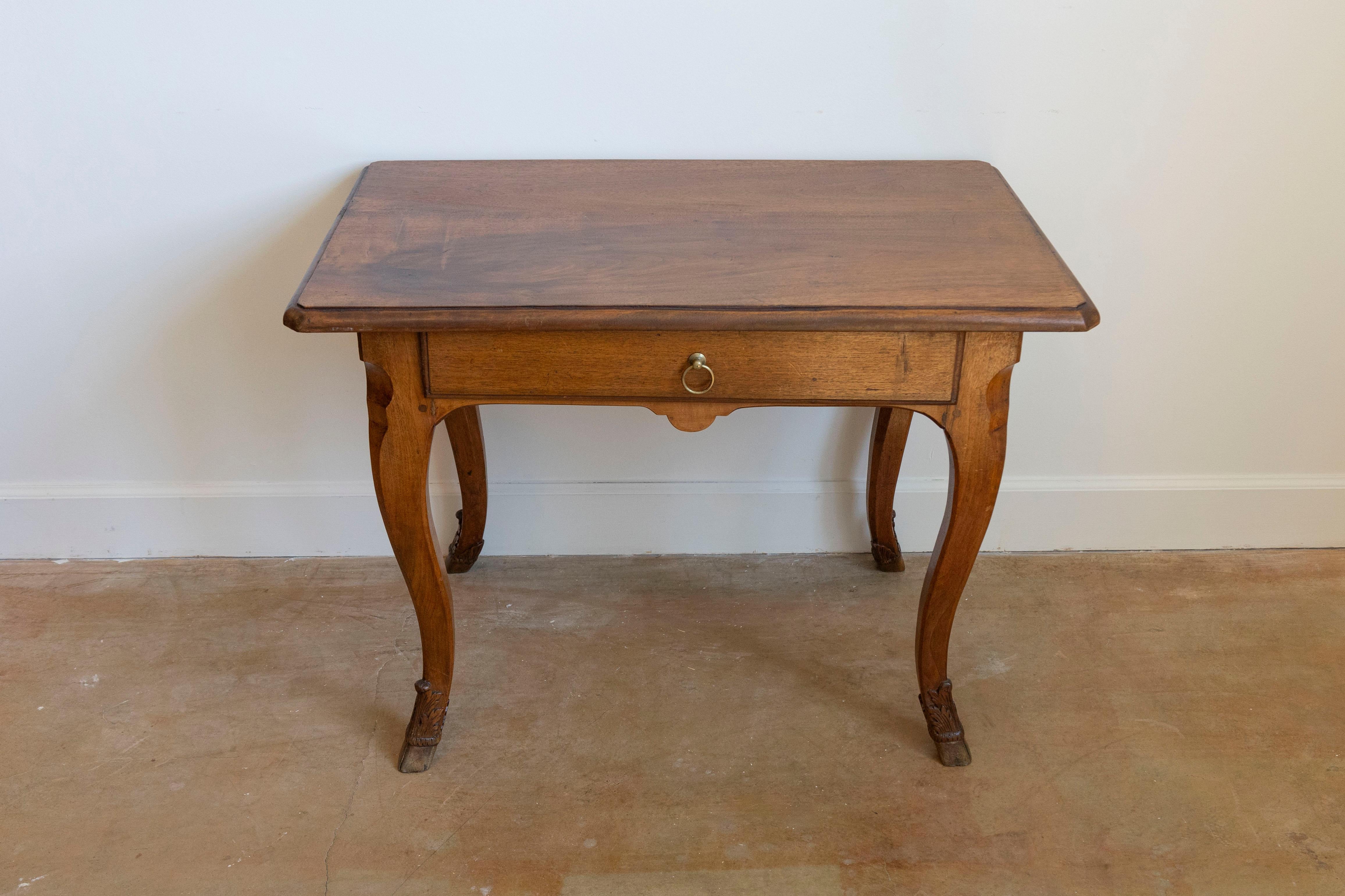 Table d'appoint en noyer de style Louis XV, datant du milieu du 19e siècle, avec un seul tiroir et des pieds en sabot. Née sous le règne du dernier empereur de France, Napoléon III, cette table d'appoint en noyer français présente un plateau