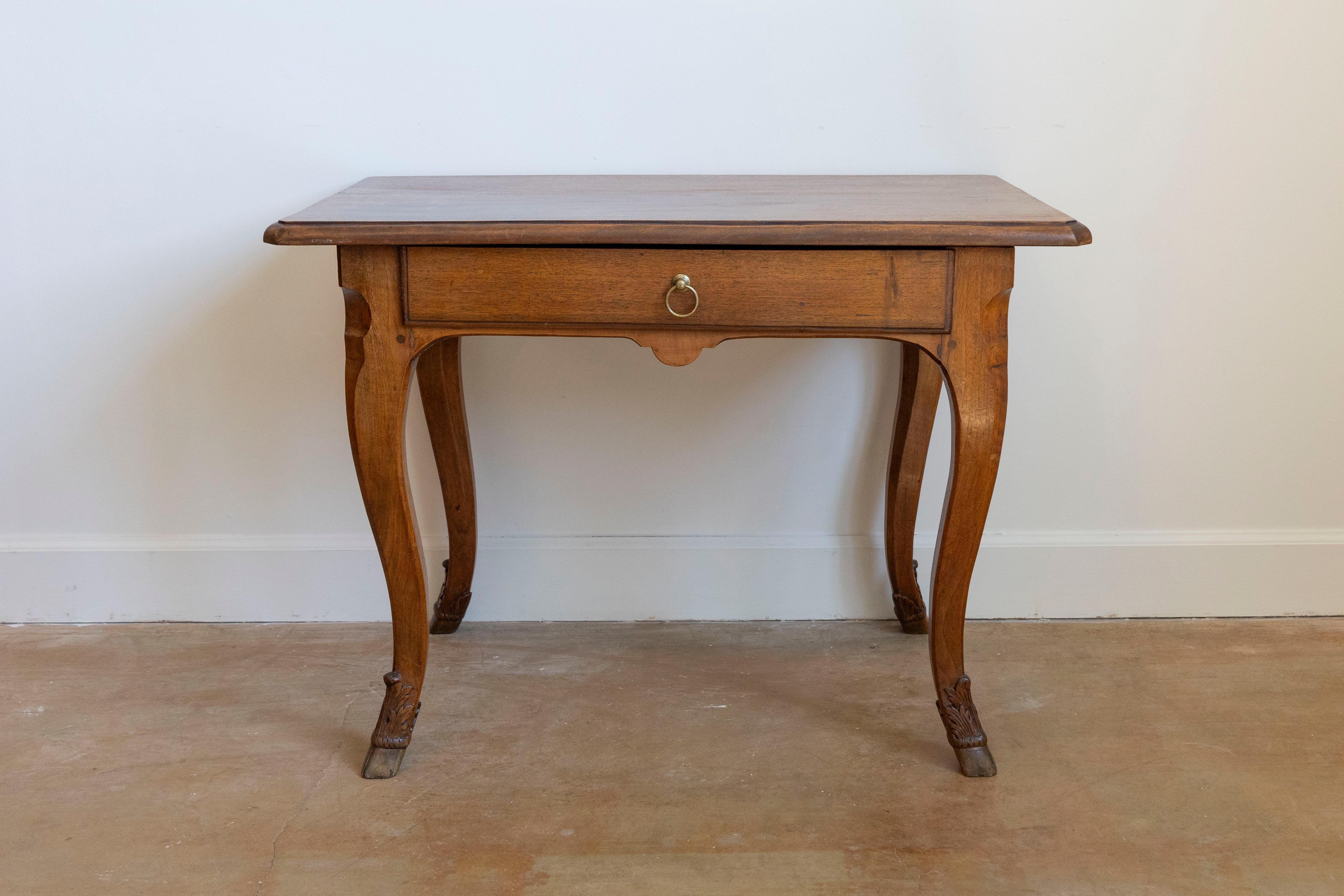 Français Table d'appoint française de style Louis XV des années 1860 avec pieds à capuche et un seul tiroir en vente