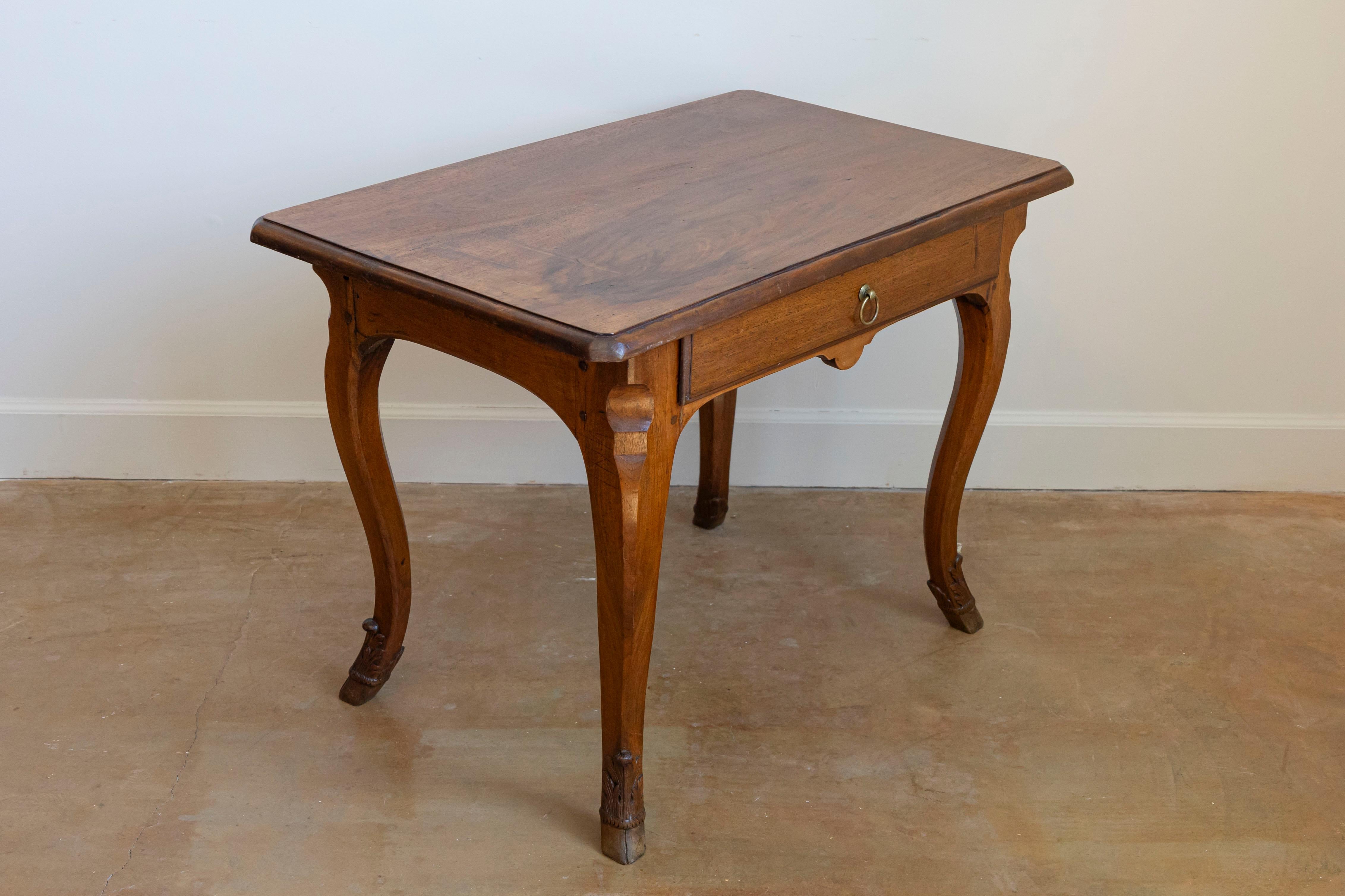 Table d'appoint française de style Louis XV des années 1860 avec pieds à capuche et un seul tiroir Bon état - En vente à Atlanta, GA