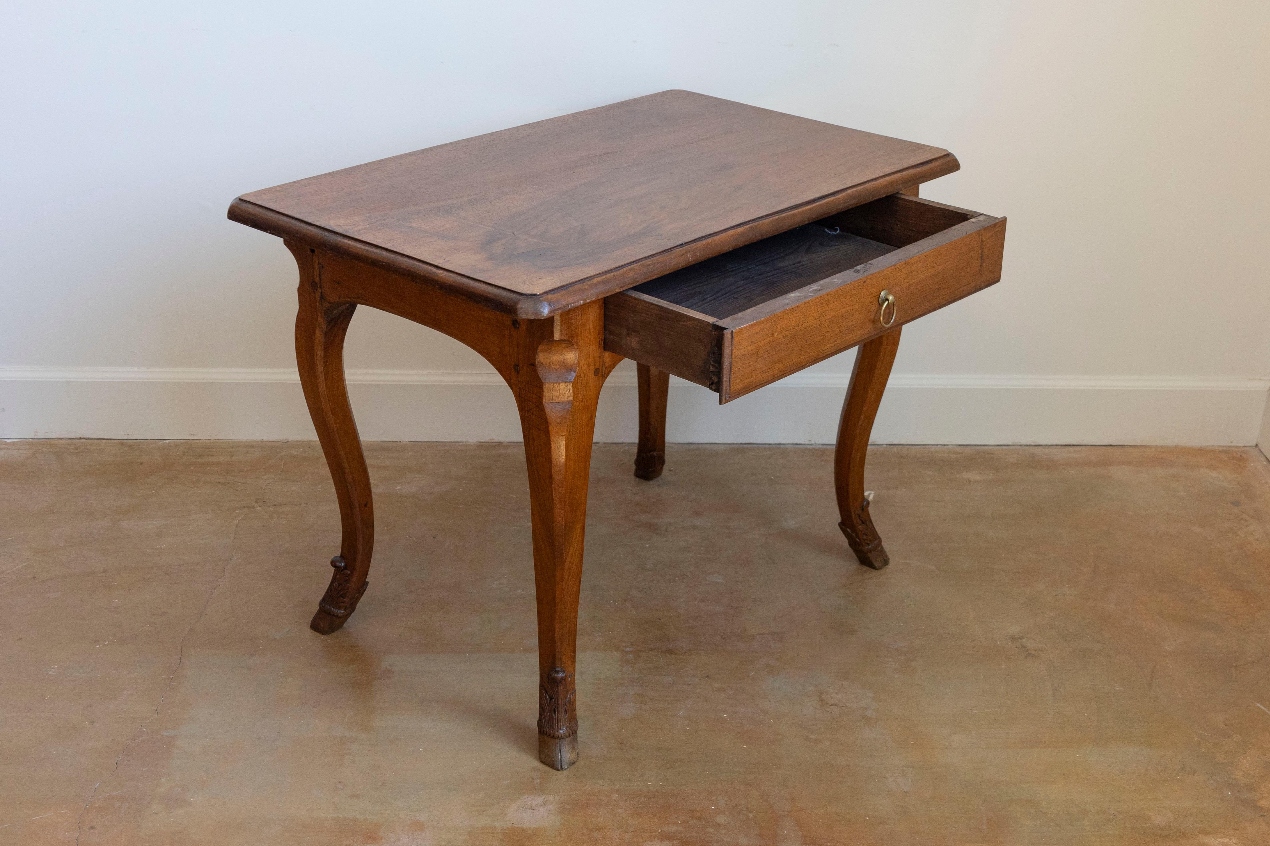 XIXe siècle Table d'appoint française de style Louis XV des années 1860 avec pieds à capuche et un seul tiroir en vente