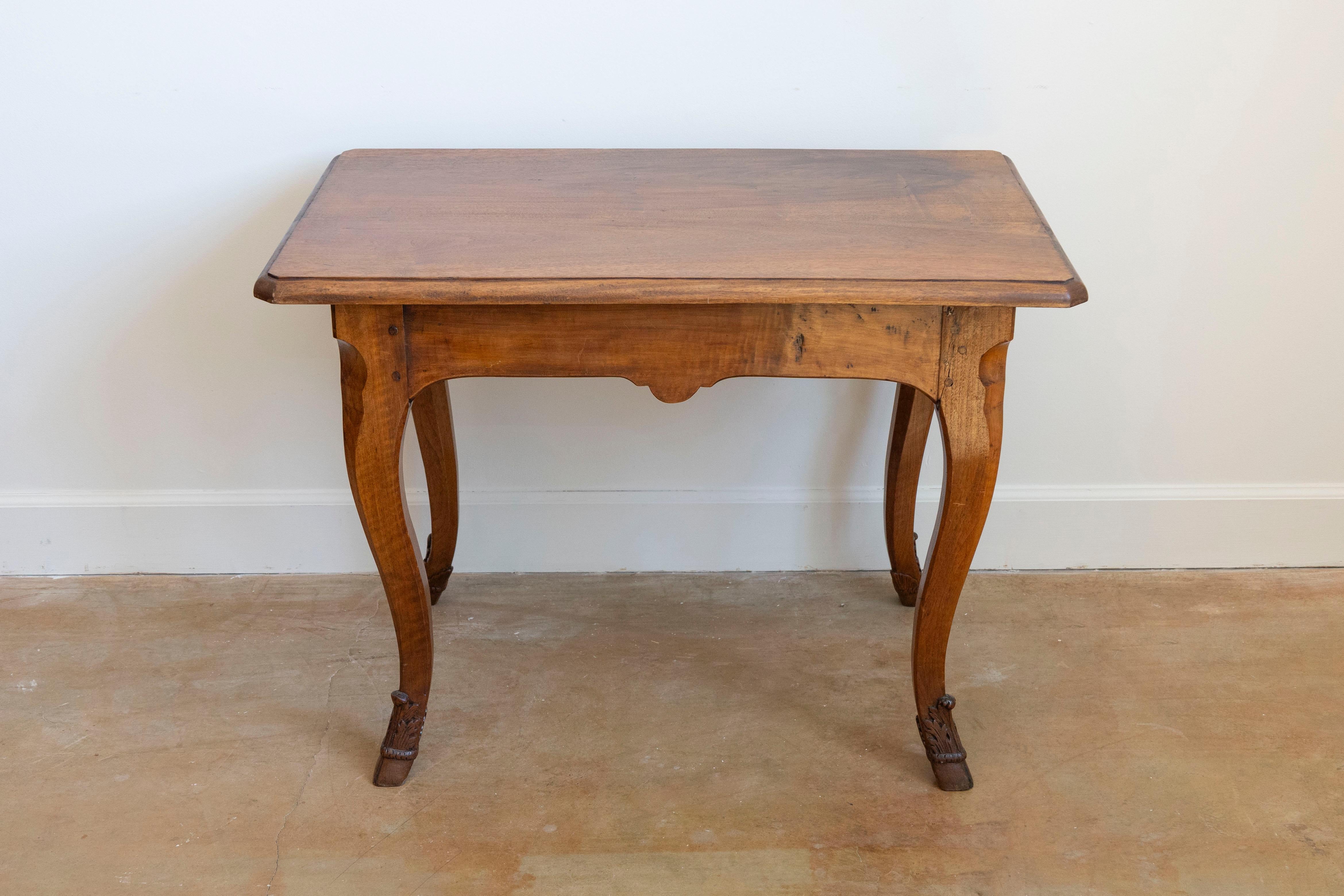 Table d'appoint française de style Louis XV des années 1860 avec pieds à capuche et un seul tiroir en vente 1