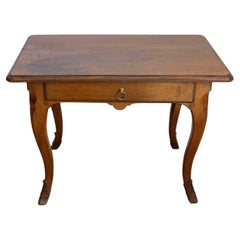 Tavolino in noce in stile Luigi XV francese del 1860 con piedi a zoccolo e cassetto singolo