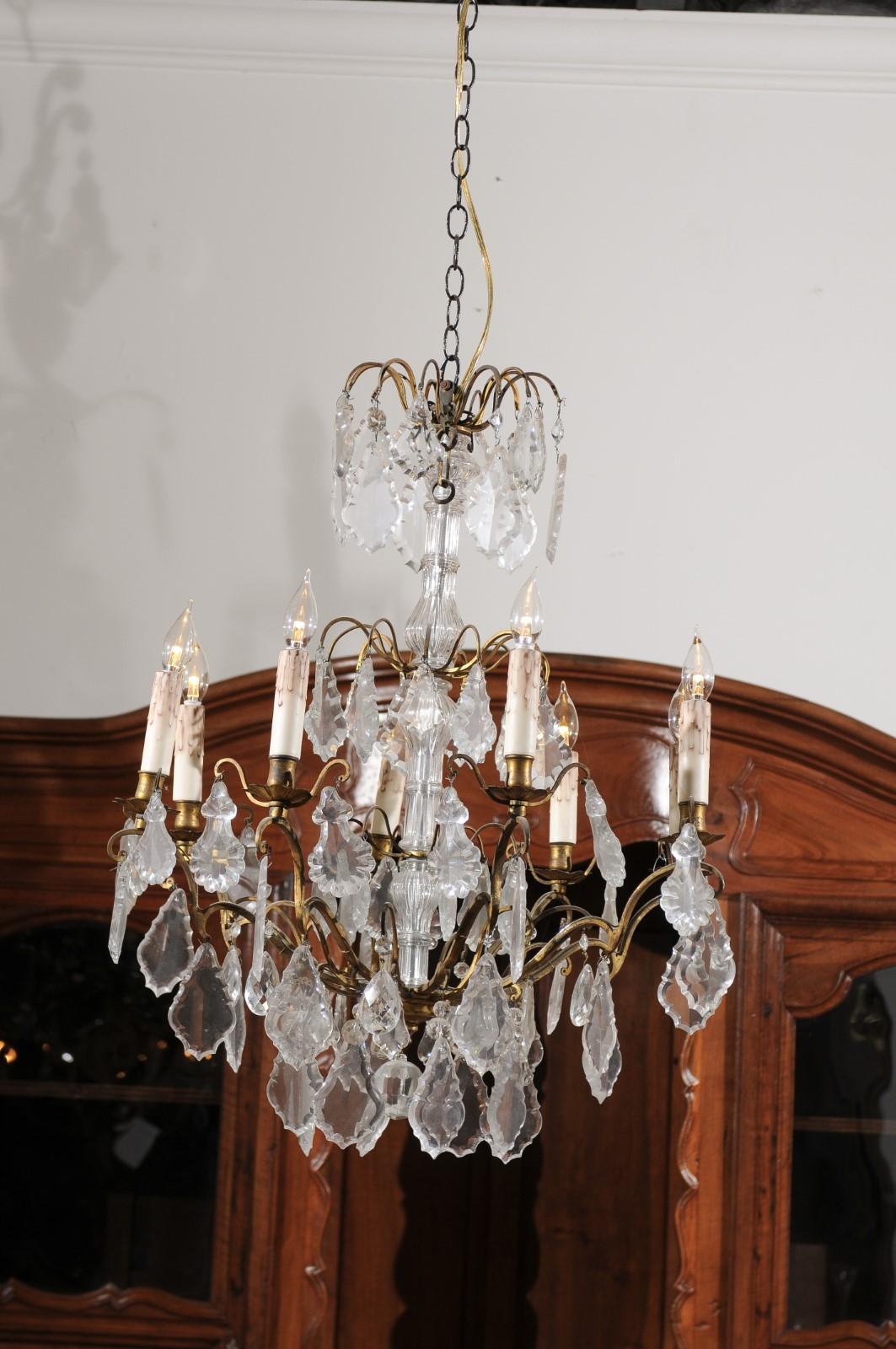 French 1860s Napoleon III Eight-Light Crystal Chandelier with Brass Accents In Good Condition For Sale In Atlanta, GA