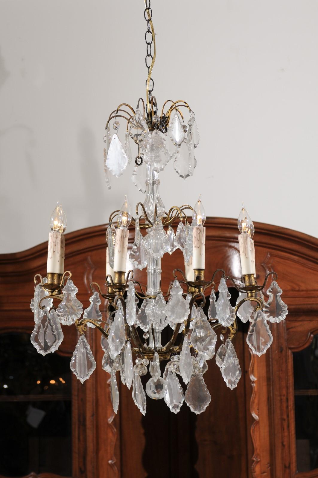 Lustre français Napoléon III à huit lumières en cristal des années 1860 avec accents en laiton Bon état - En vente à Atlanta, GA