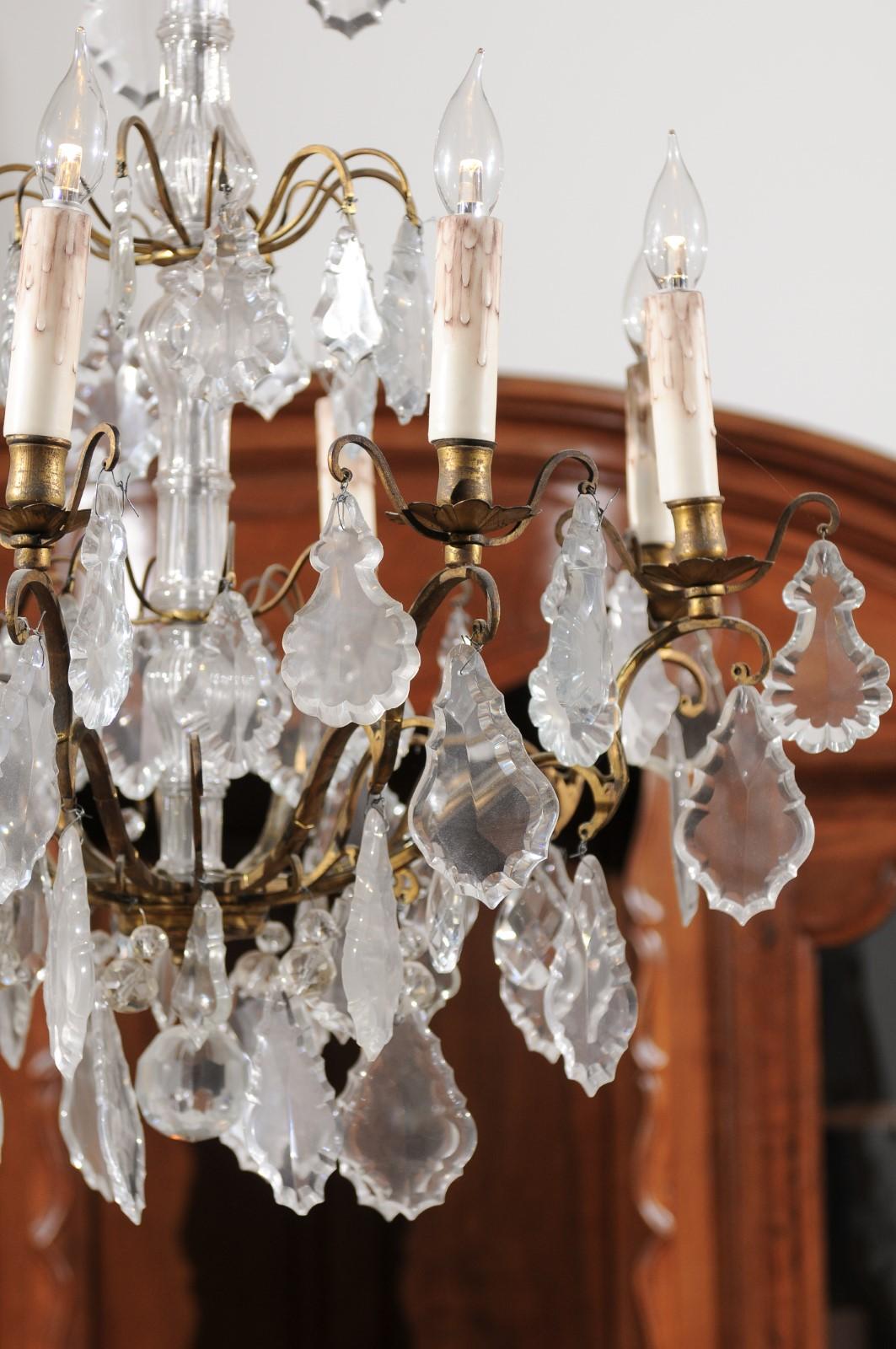 XIXe siècle Lustre français Napoléon III à huit lumières en cristal des années 1860 avec accents en laiton en vente