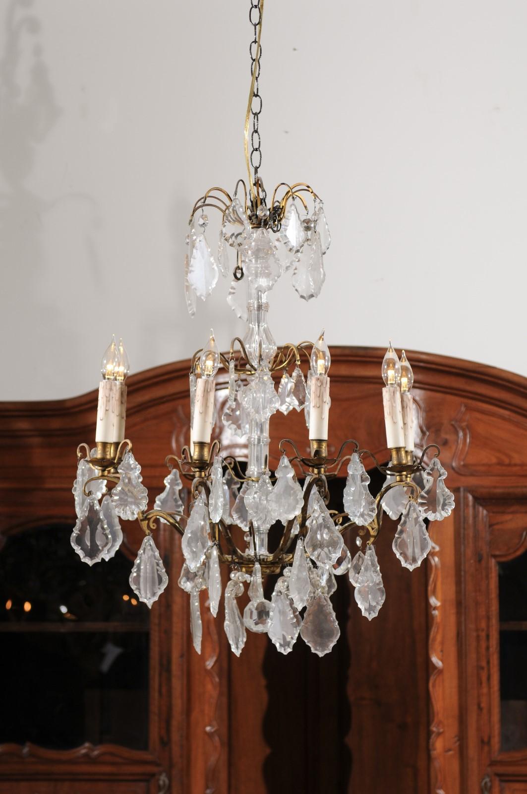 French 1860s Napoleon III Eight-Light Crystal Chandelier with Brass Accents For Sale 4