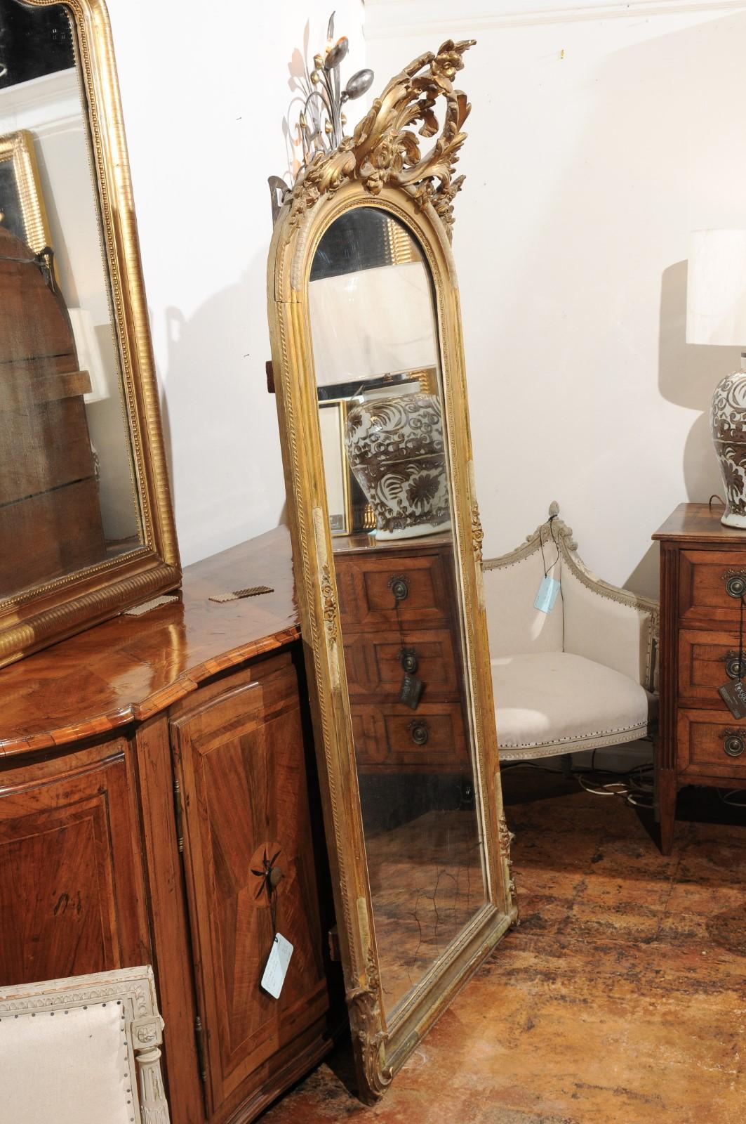French 1860s Napoleon III Giltwood Mirror with Carved Crest and Floral Décor In Good Condition In Atlanta, GA