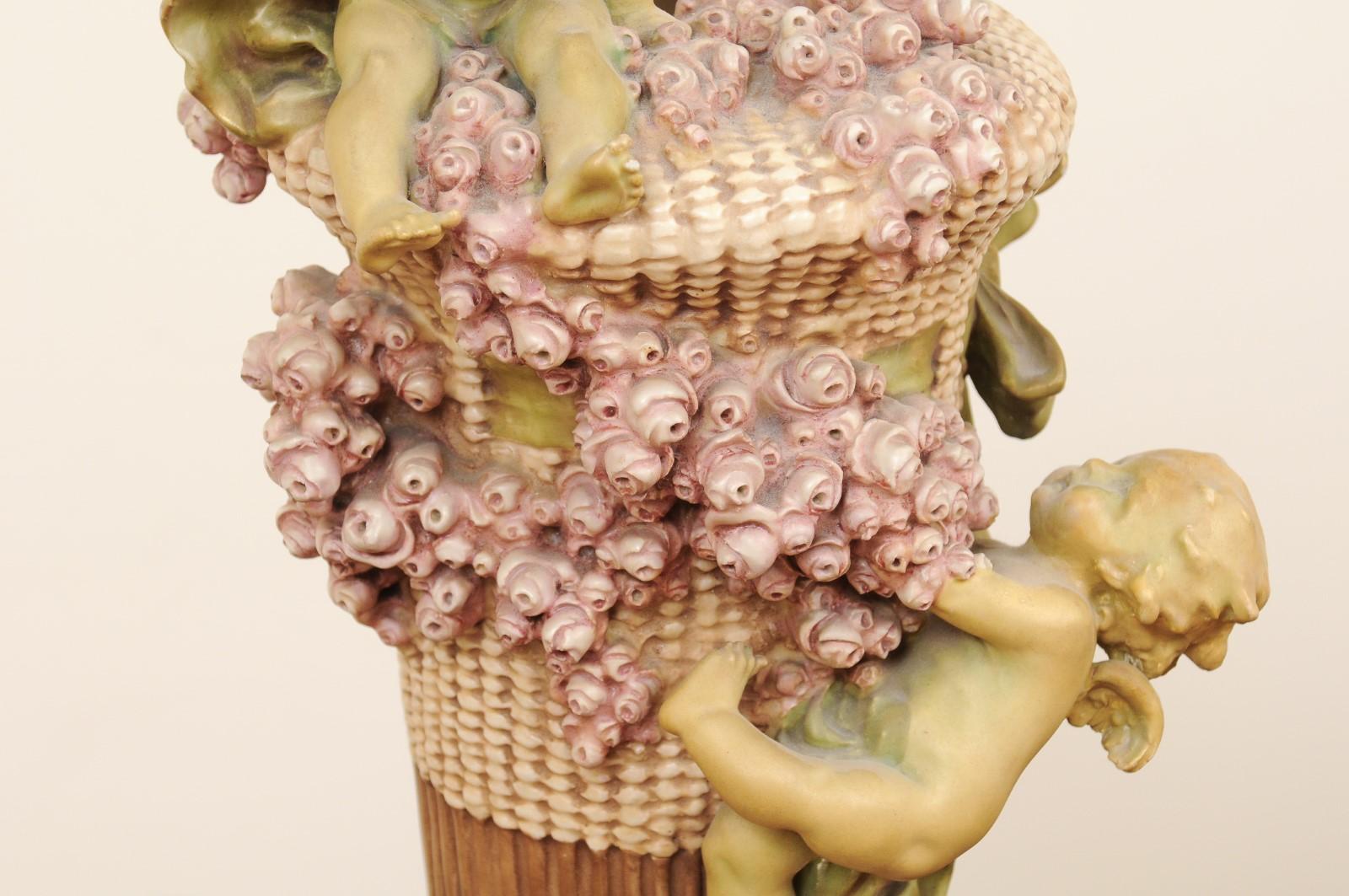 Vase en terre cuite peint par Napoléon III des années 1860 avec chérubins et roses enjoués 7