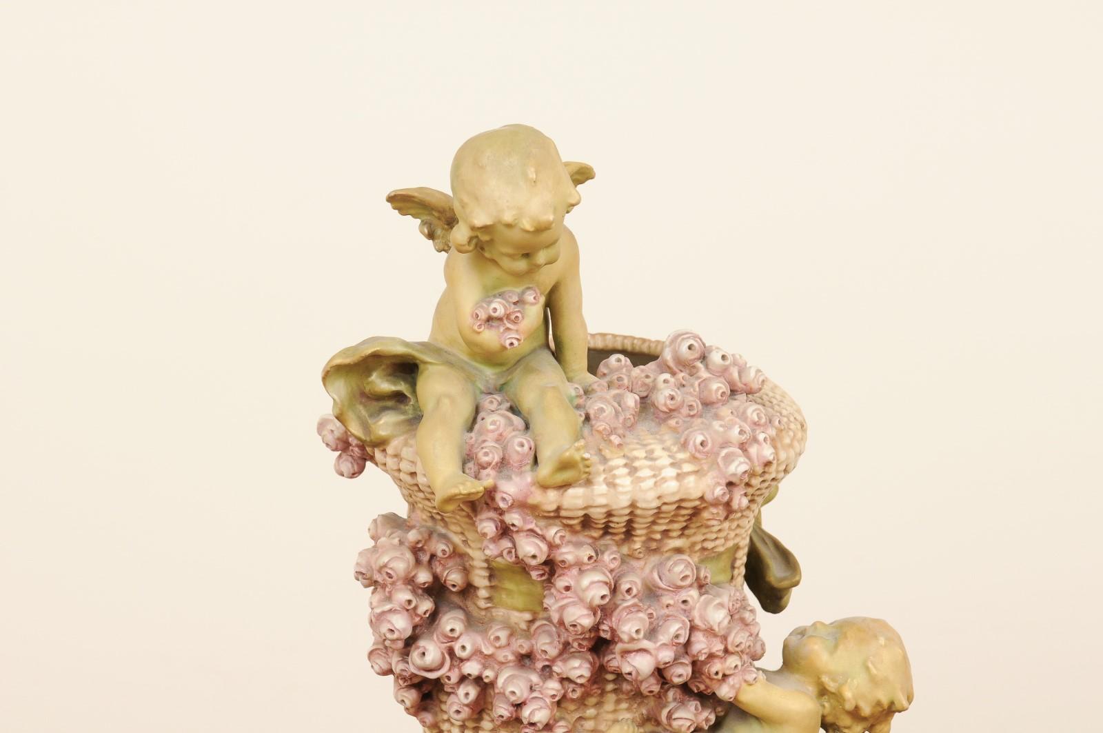 Peint Vase en terre cuite peint par Napoléon III des années 1860 avec chérubins et roses enjoués