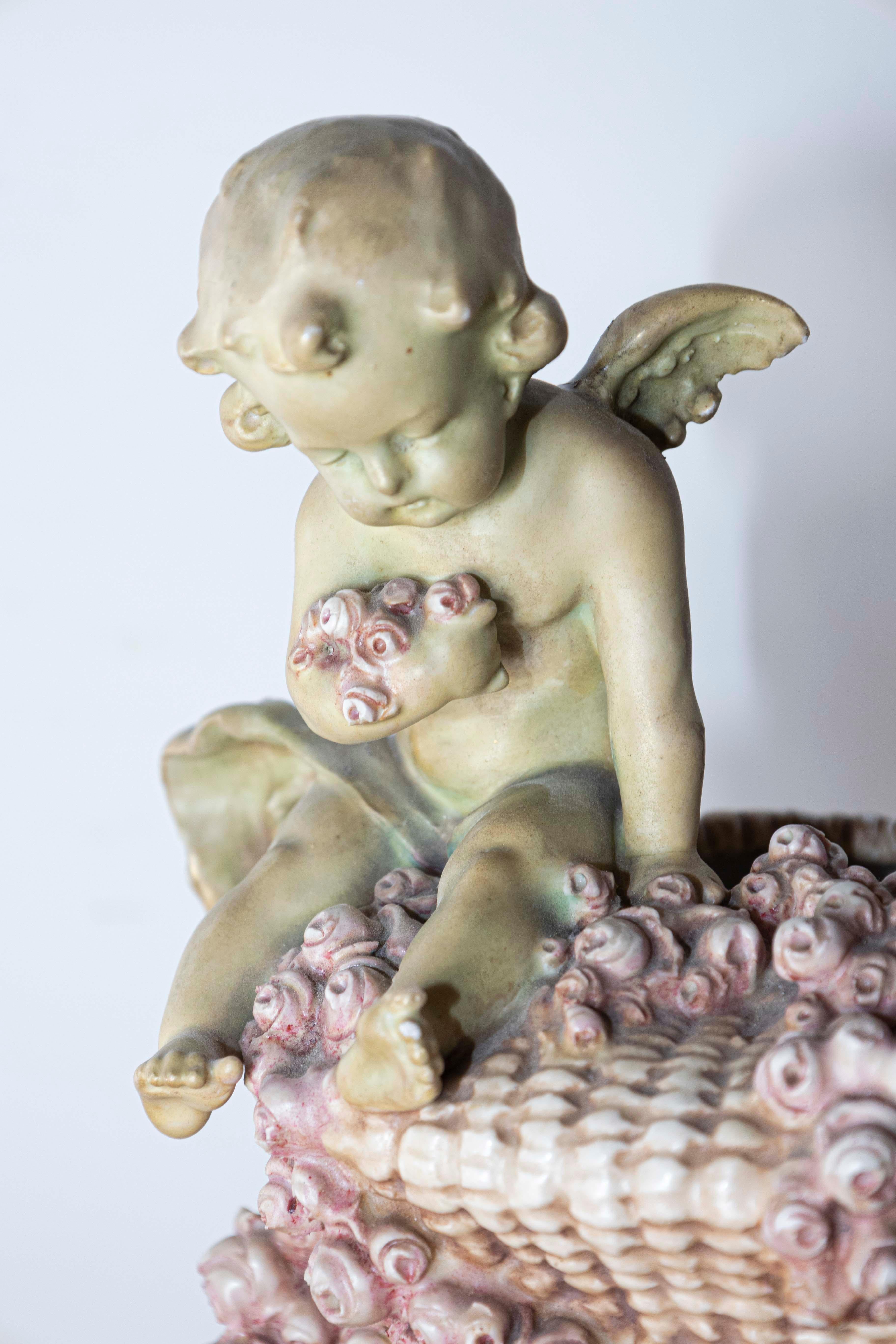 French 1860s Napoléon III Painted Terracotta Vase with Playful Cherubs and Roses For Sale 1