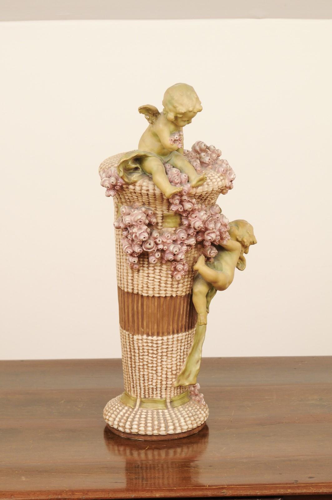 Terre cuite Vase en terre cuite peint par Napoléon III des années 1860 avec chérubins et roses enjoués