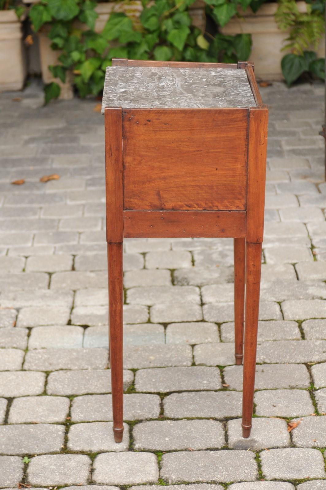 Table d'appoint française des années 1860 en noyer avec porte à tambour, plateau en marbre et pieds fuselés en vente 1