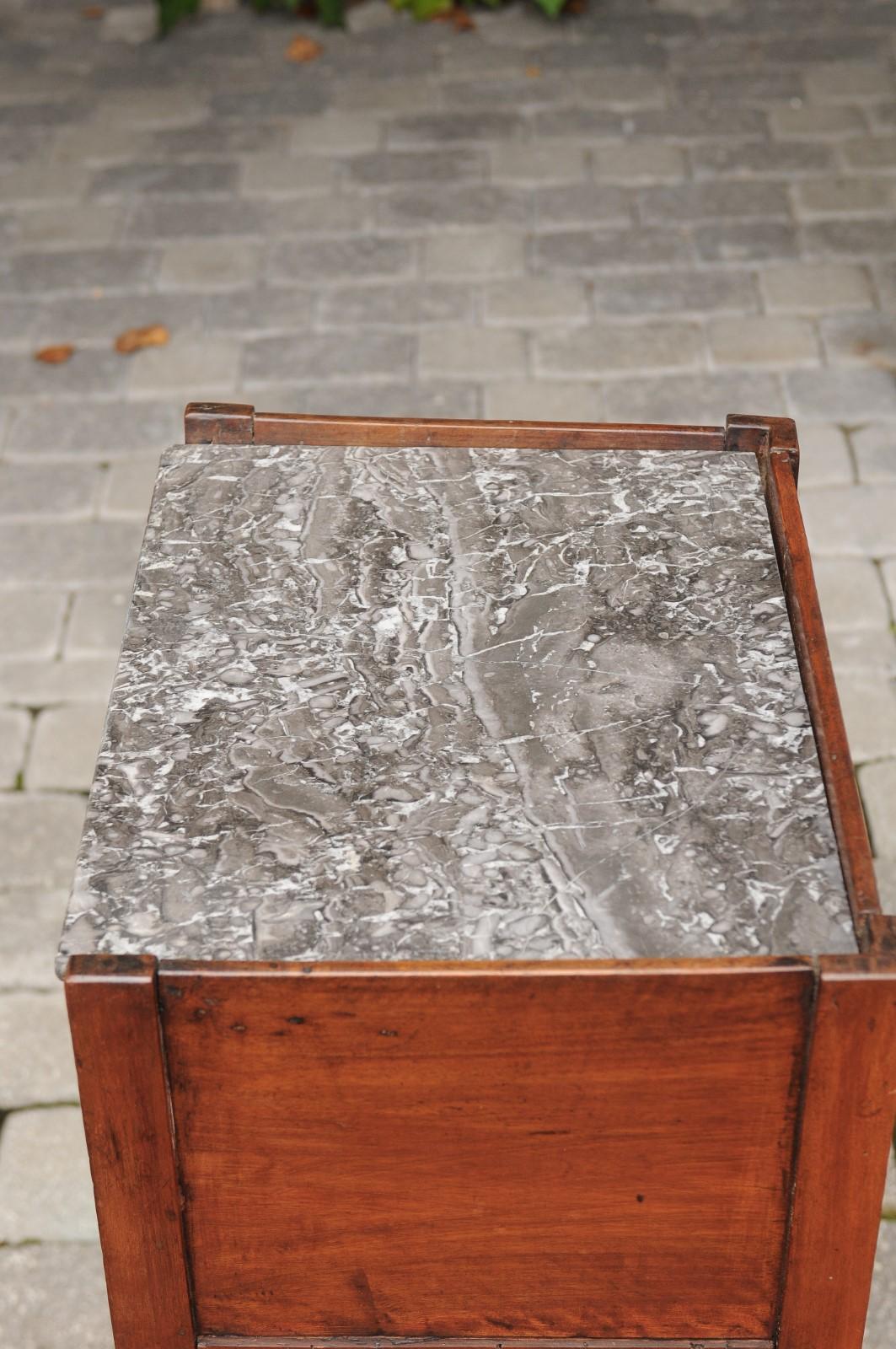 Table d'appoint française des années 1860 en noyer avec porte à tambour, plateau en marbre et pieds fuselés en vente 2