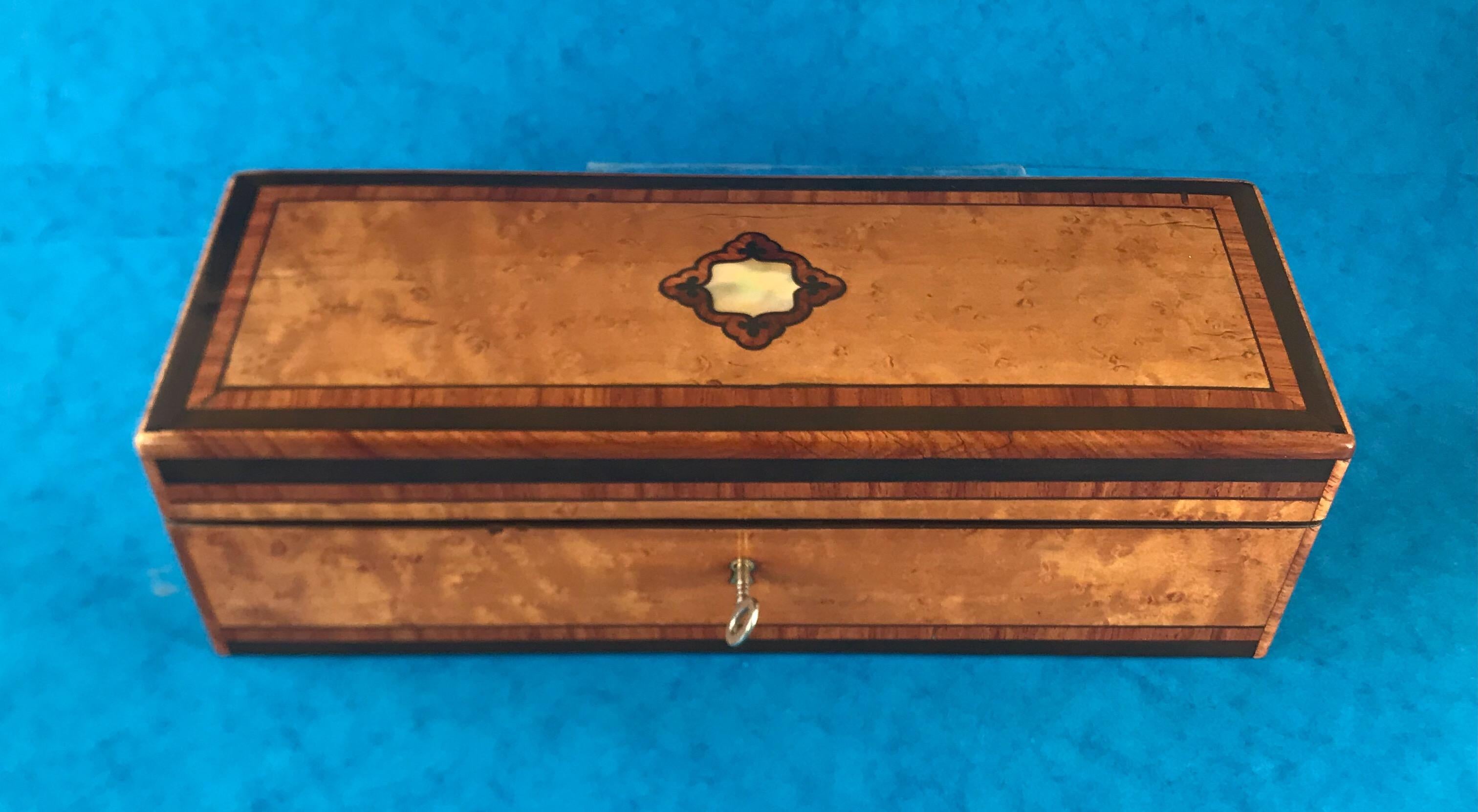 French 1870 Burr maple Tulipwood cross banded ebony inlaid glove box In Good Condition In Windsor, Berkshire