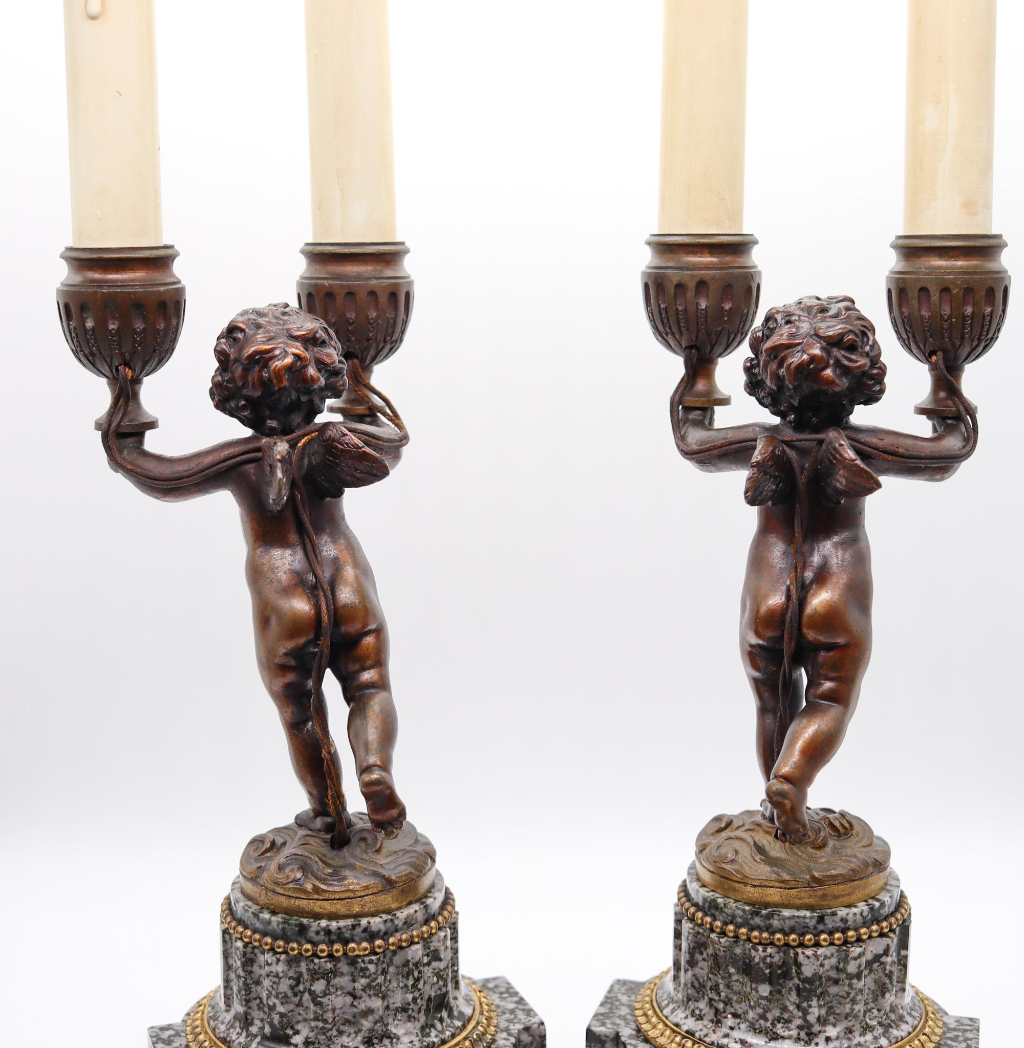 Französisch 1870 Paar Empire Kerzenständer Lampen Ormolu mit grau gepunkteten Granit (Spätes 19. Jahrhundert) im Angebot